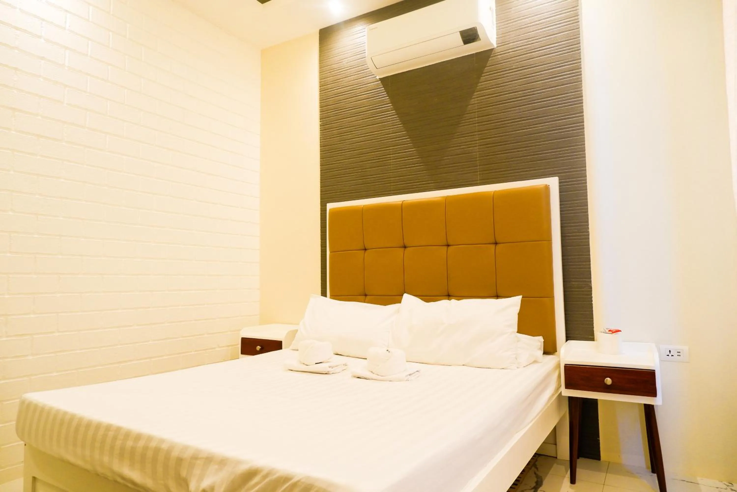 Property building, Bed in Armando's Garden Resort and Restaurant