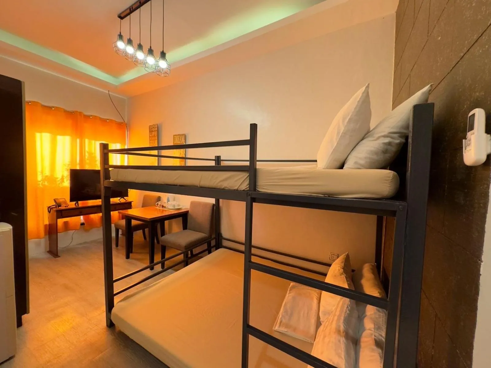 TV and multimedia, Bed in Armando's Garden Resort and Restaurant