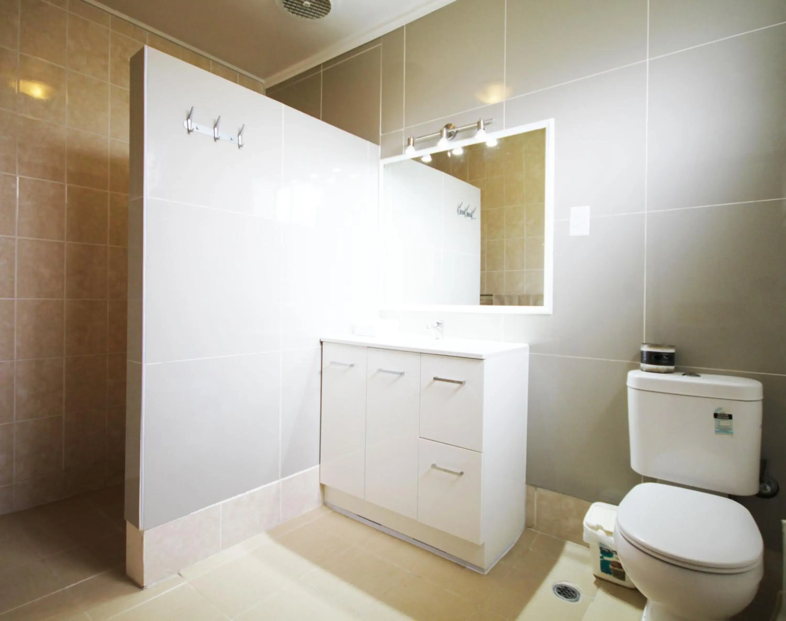 Standard Triple Room in Melaleuca Lodge Beaconsfield Standard Triple Room in Melaleuca Lodge Beaconsfield