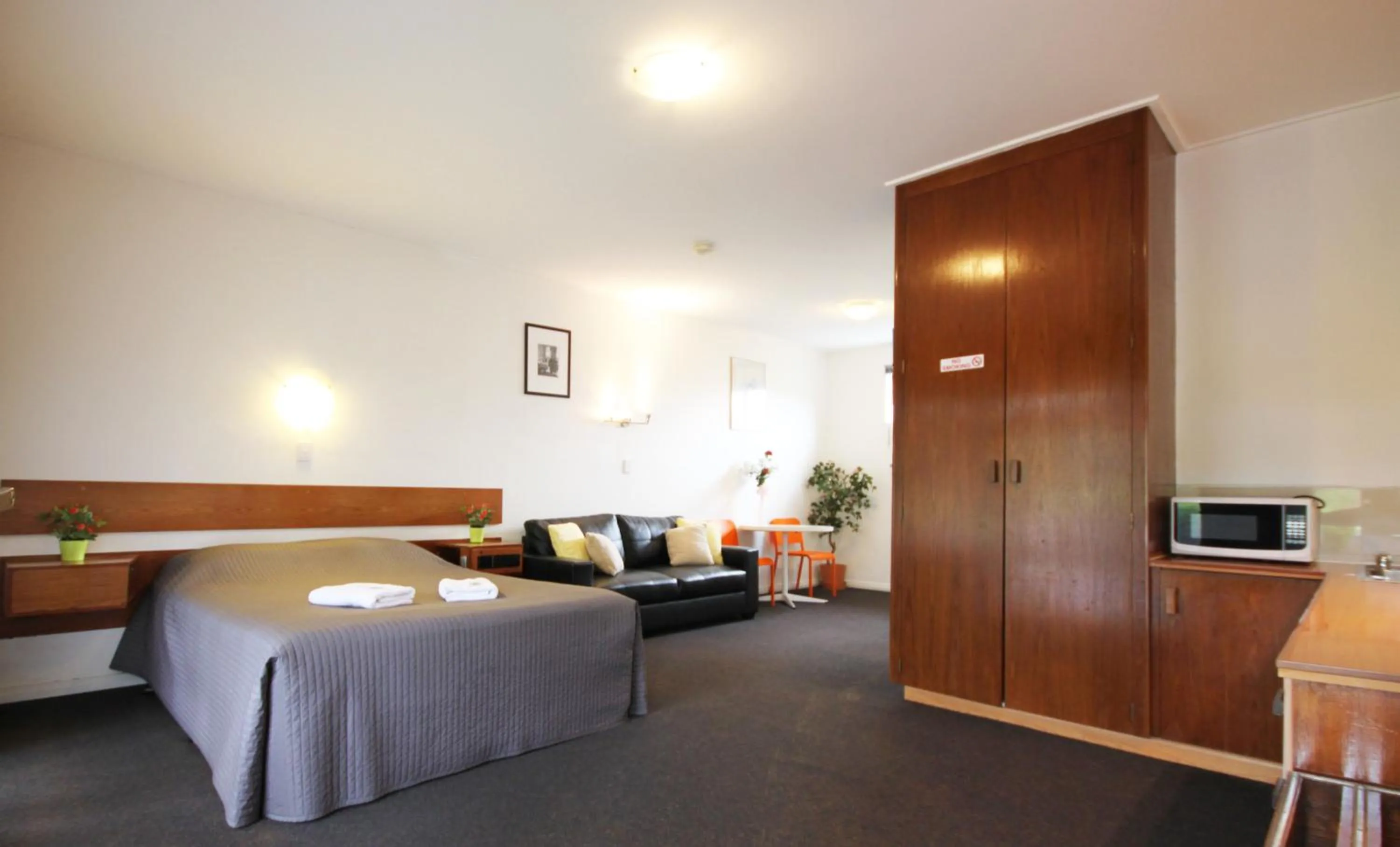 Bed in Melaleuca Lodge Beaconsfield