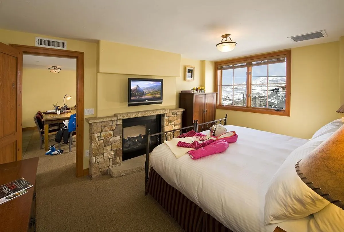 Photo of the whole room, Bed in Inn at Lost Creek