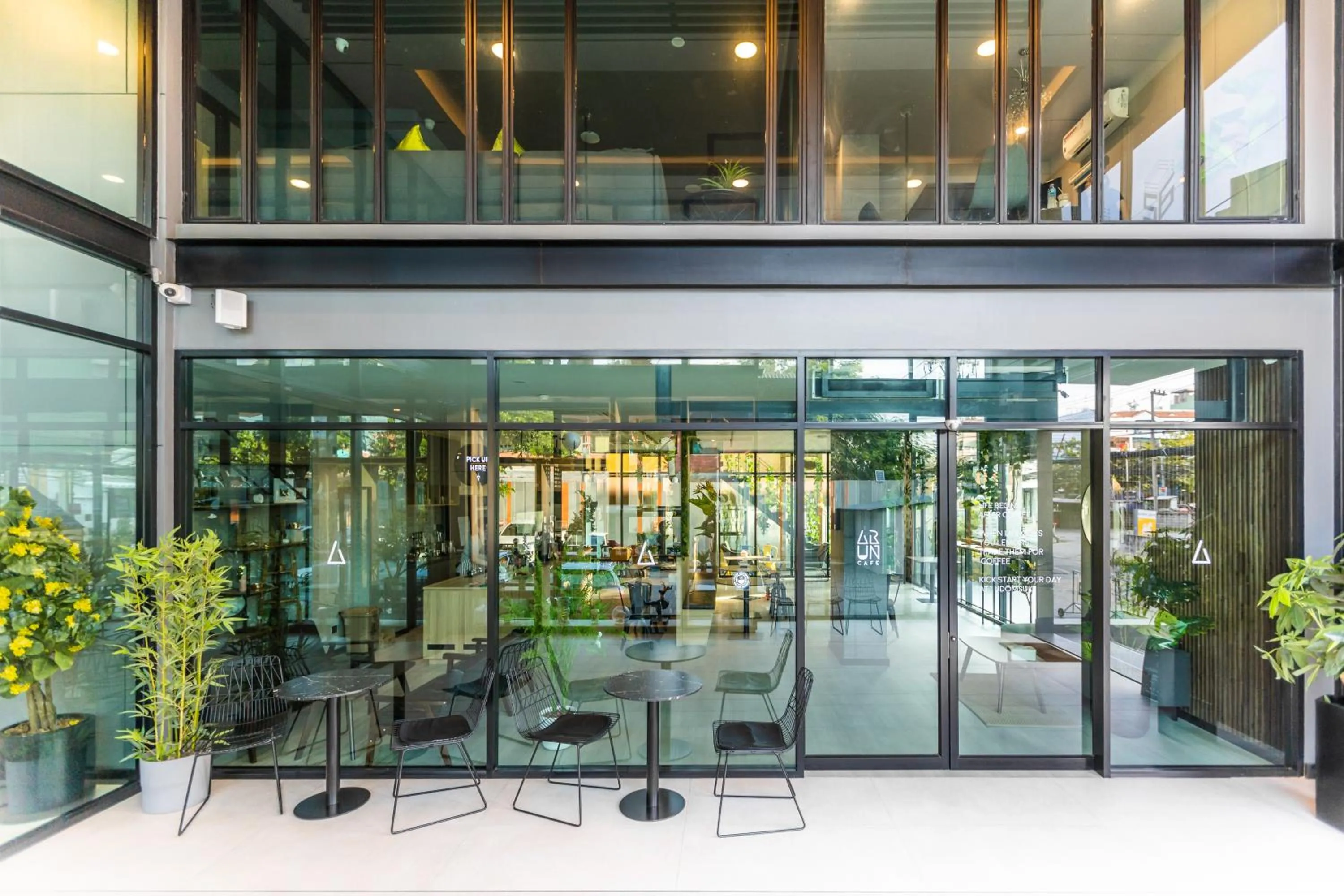 Restaurant/places to eat in 56 Hotel