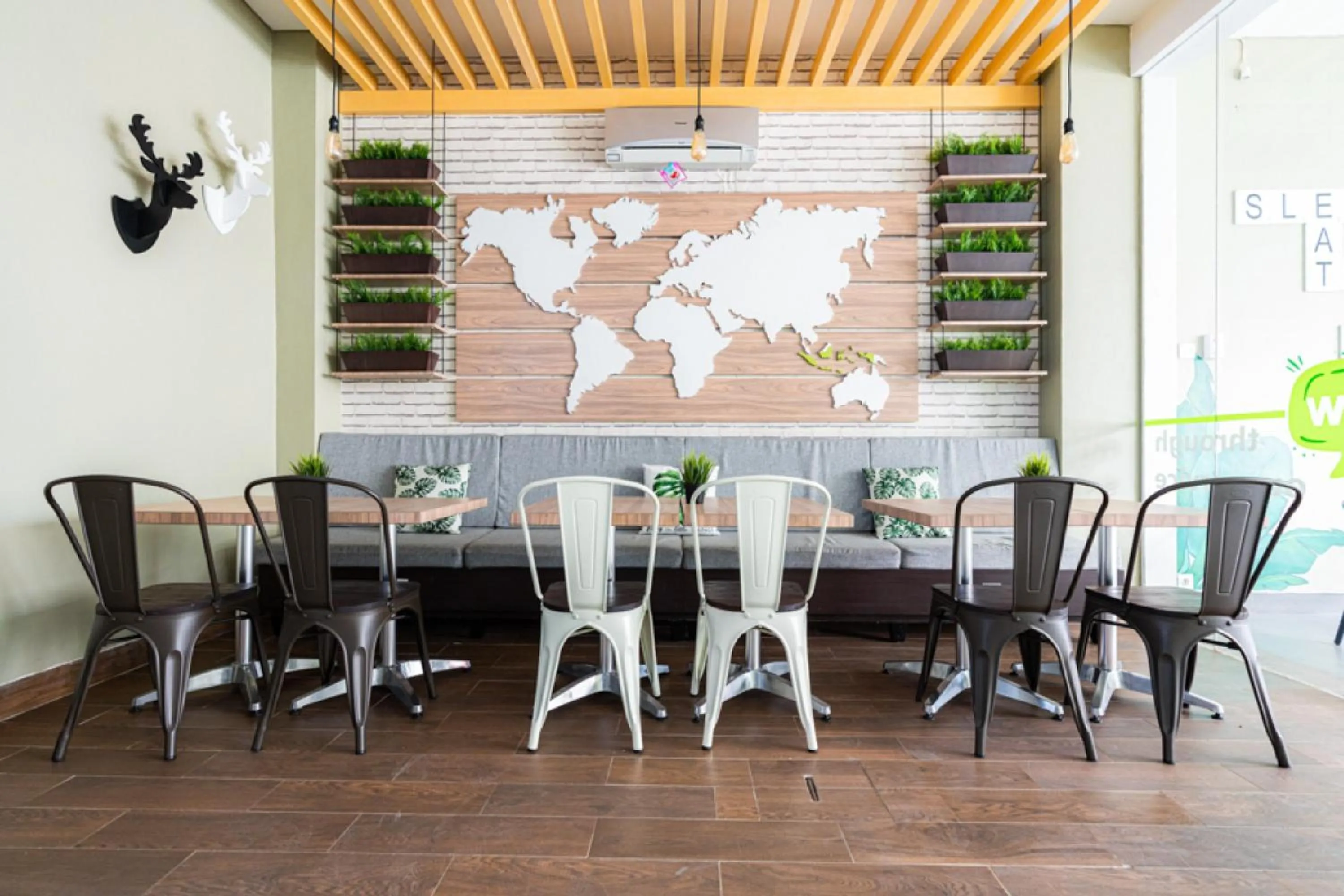 Restaurant/places to eat in RedDoorz Plus At Harvest Inn Panakkukang