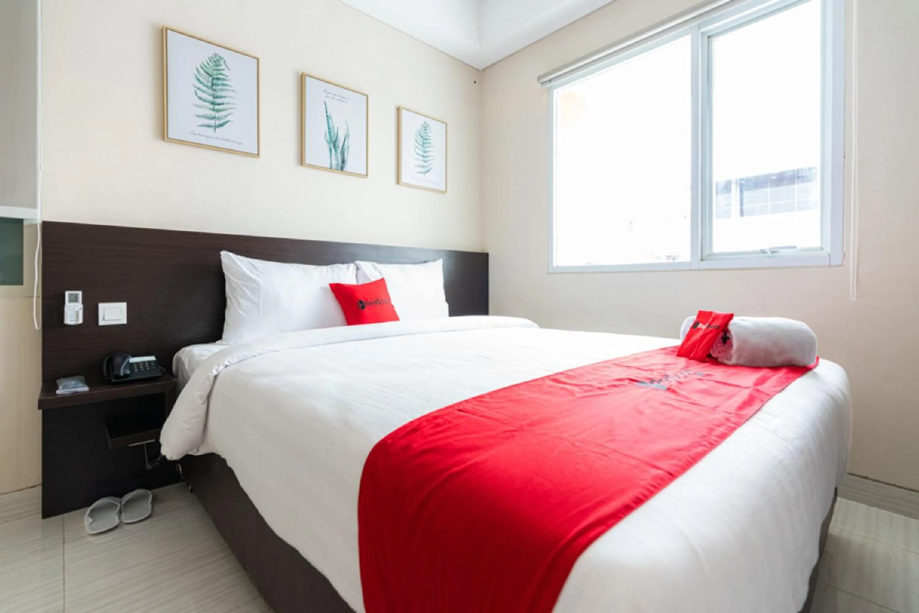 Bedroom, Bed in RedDoorz Plus At Harvest Inn Panakkukang