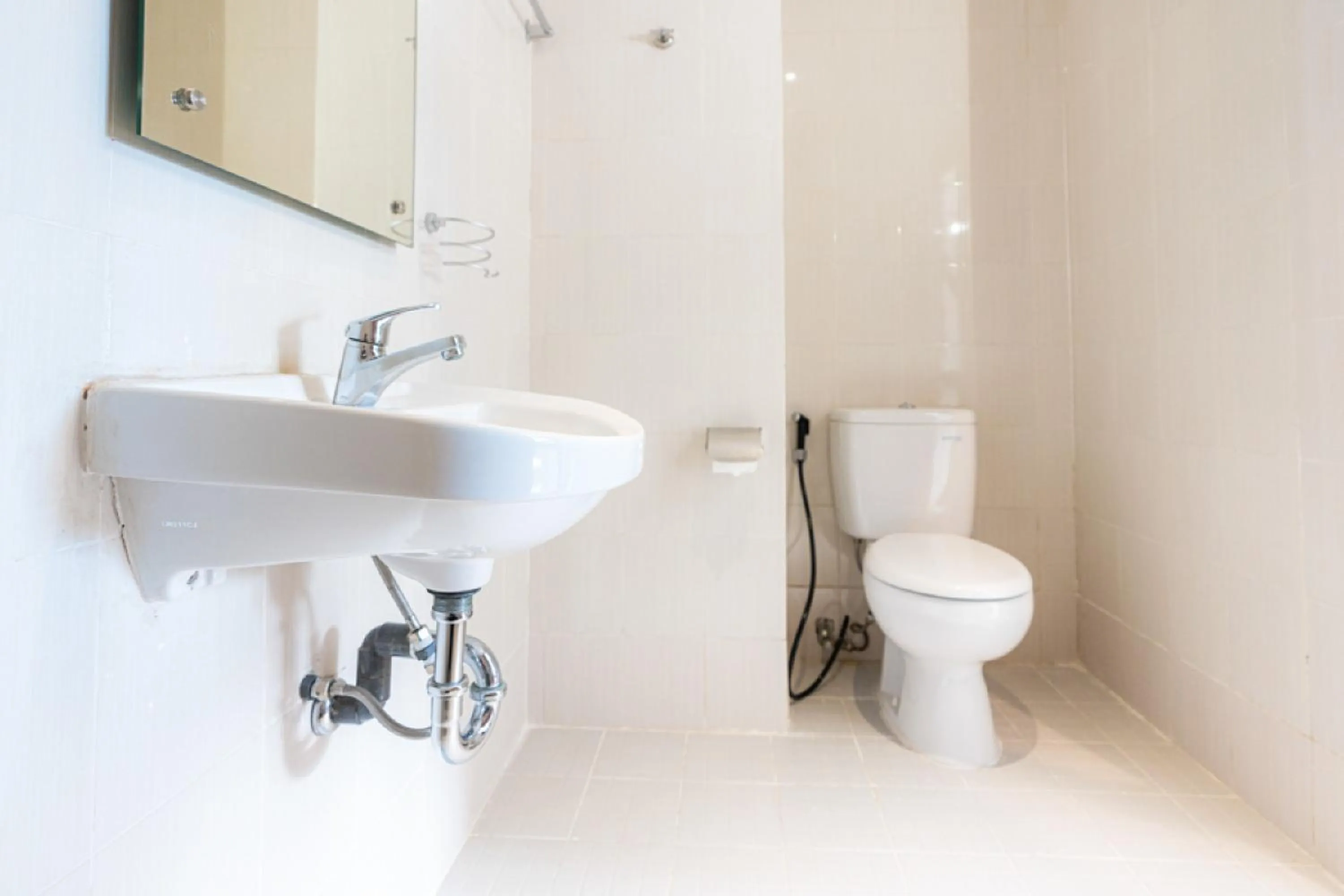 Bathroom in RedDoorz Plus At Harvest Inn Panakkukang