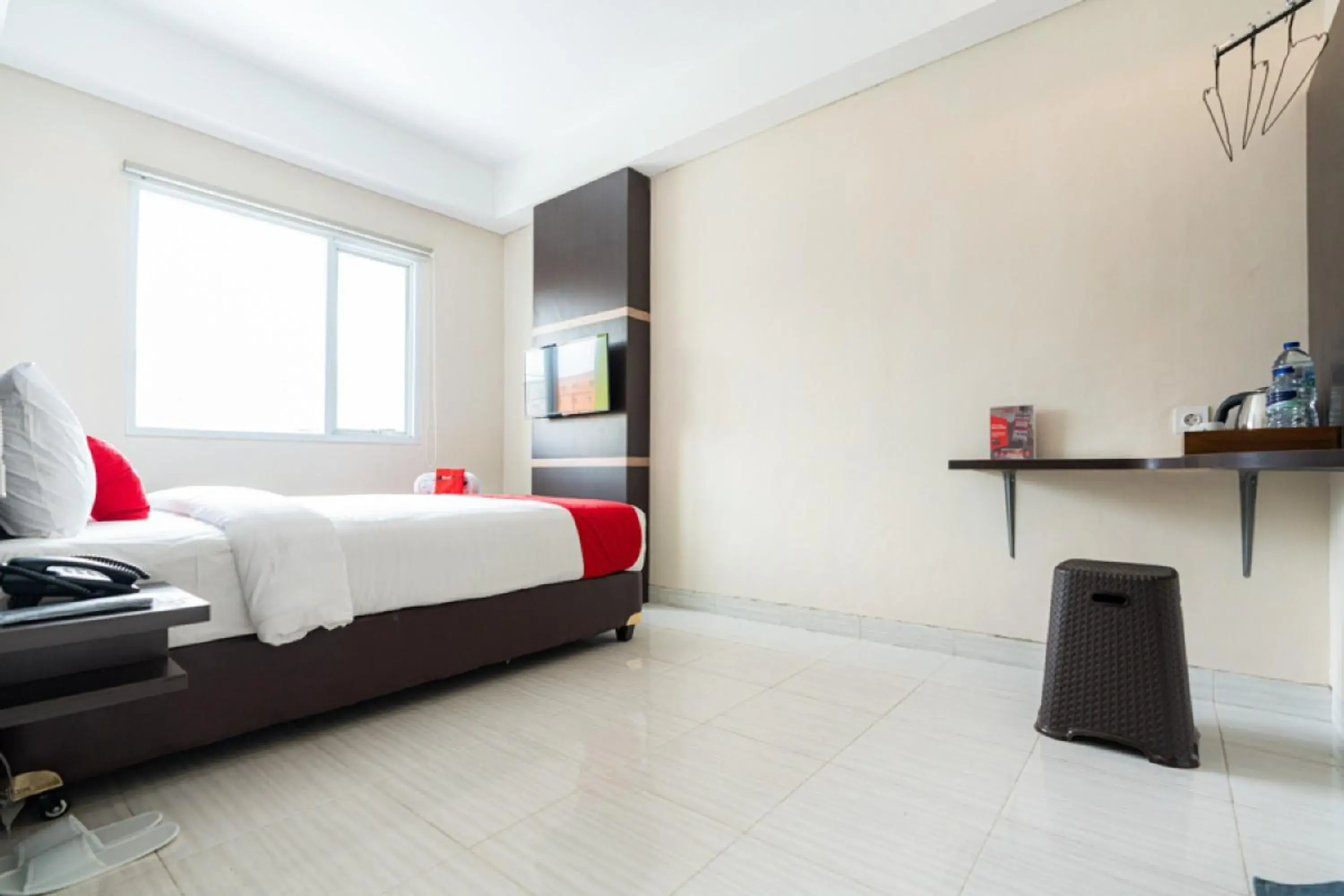 Bedroom, Bed in RedDoorz Plus At Harvest Inn Panakkukang Bedroom, Bed in RedDoorz Plus At Harvest Inn Panakkukang