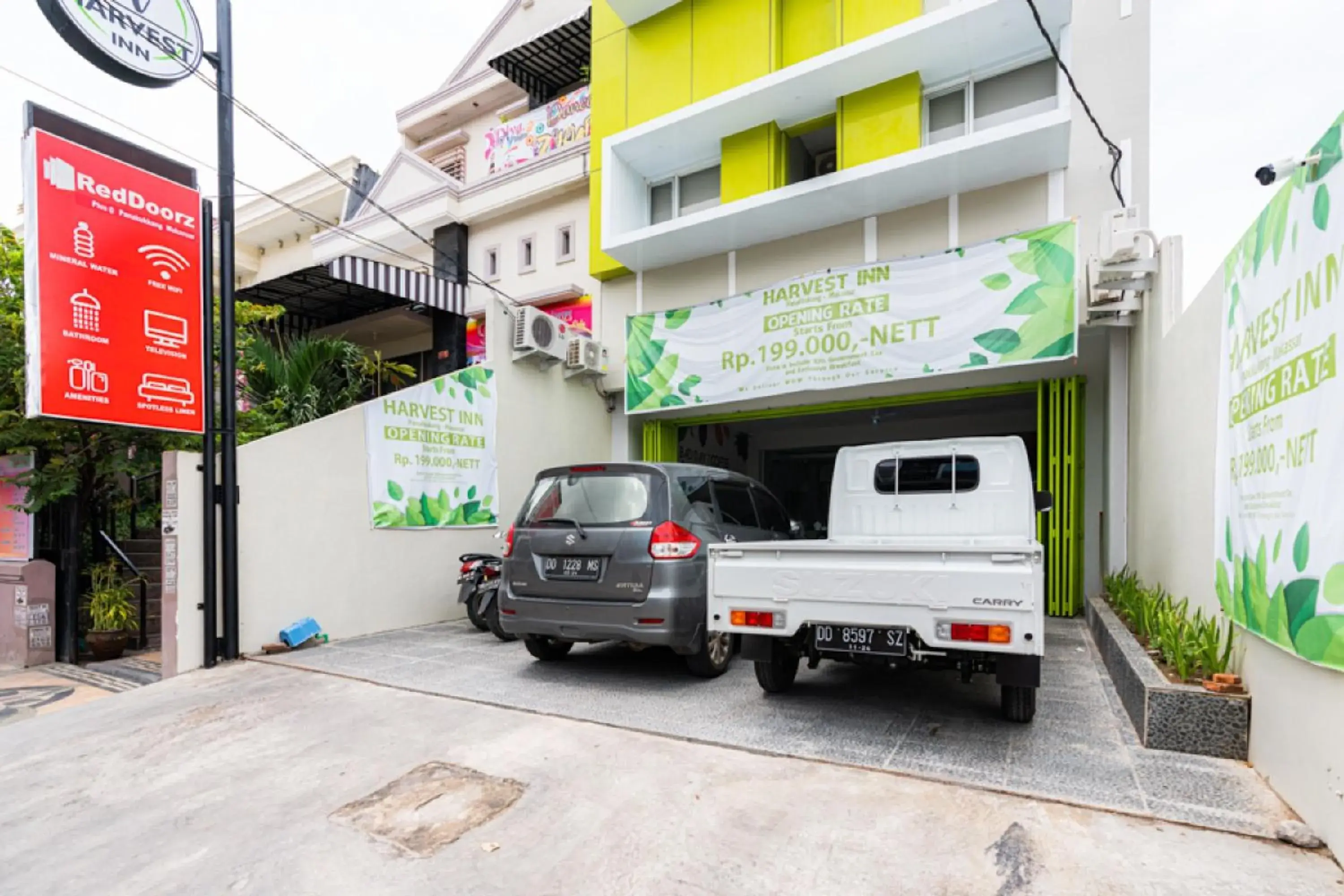 Property building in RedDoorz Plus At Harvest Inn Panakkukang Property building in RedDoorz Plus At Harvest Inn Panakkukang