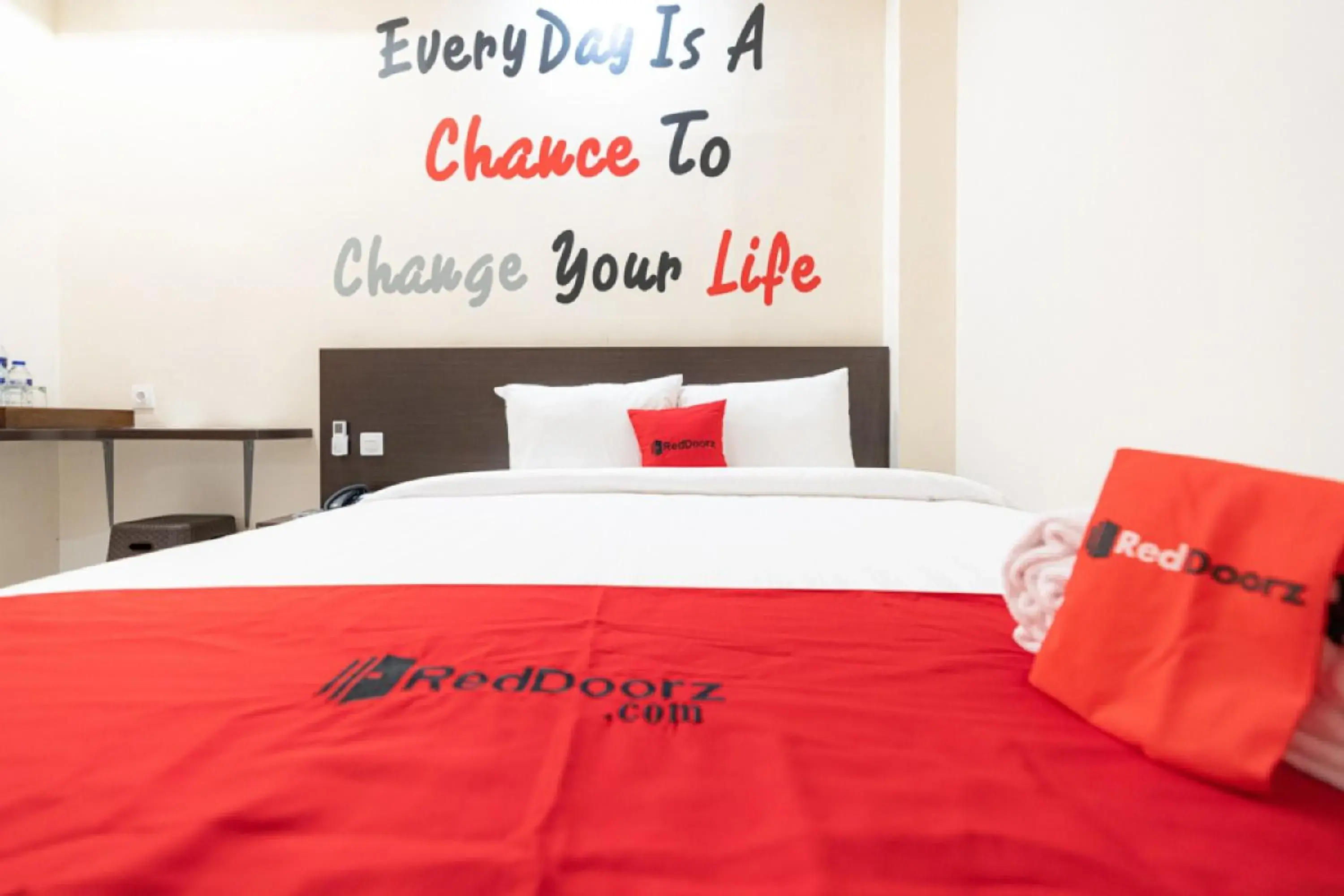 Double Room in RedDoorz Plus At Harvest Inn Panakkukang Double Room in RedDoorz Plus At Harvest Inn Panakkukang