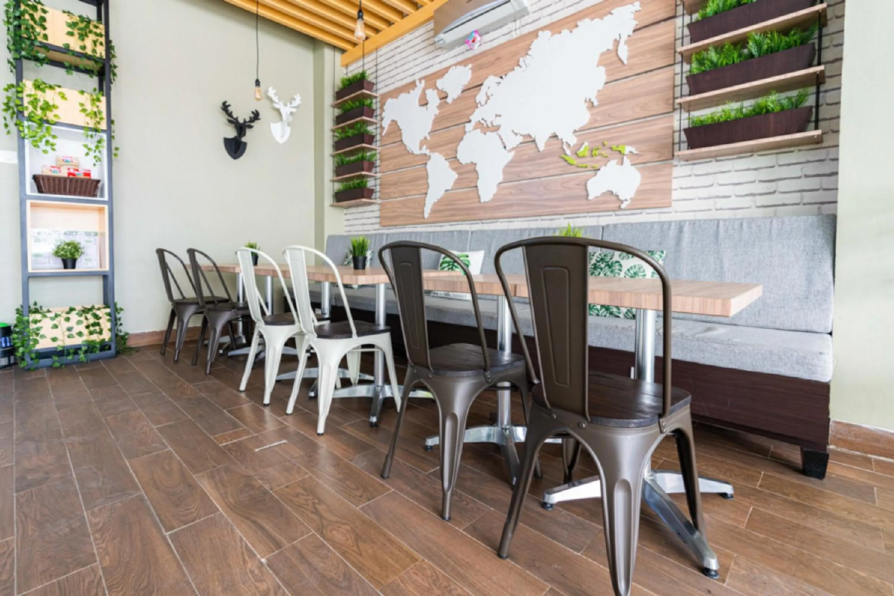 Restaurant/places to eat in RedDoorz Plus At Harvest Inn Panakkukang