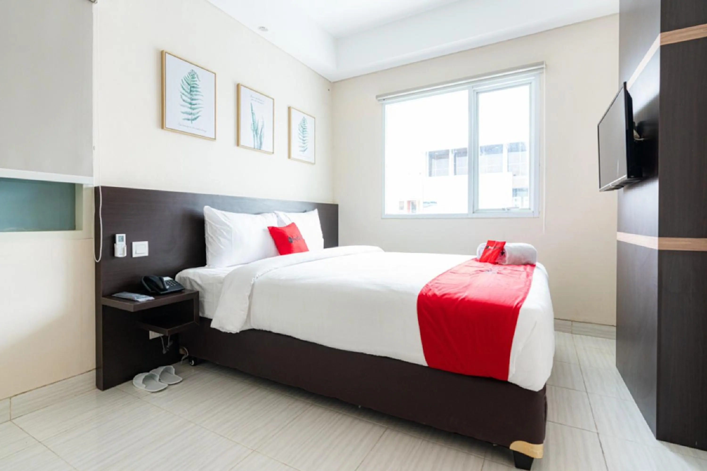 Bedroom, Bed in RedDoorz Plus At Harvest Inn Panakkukang