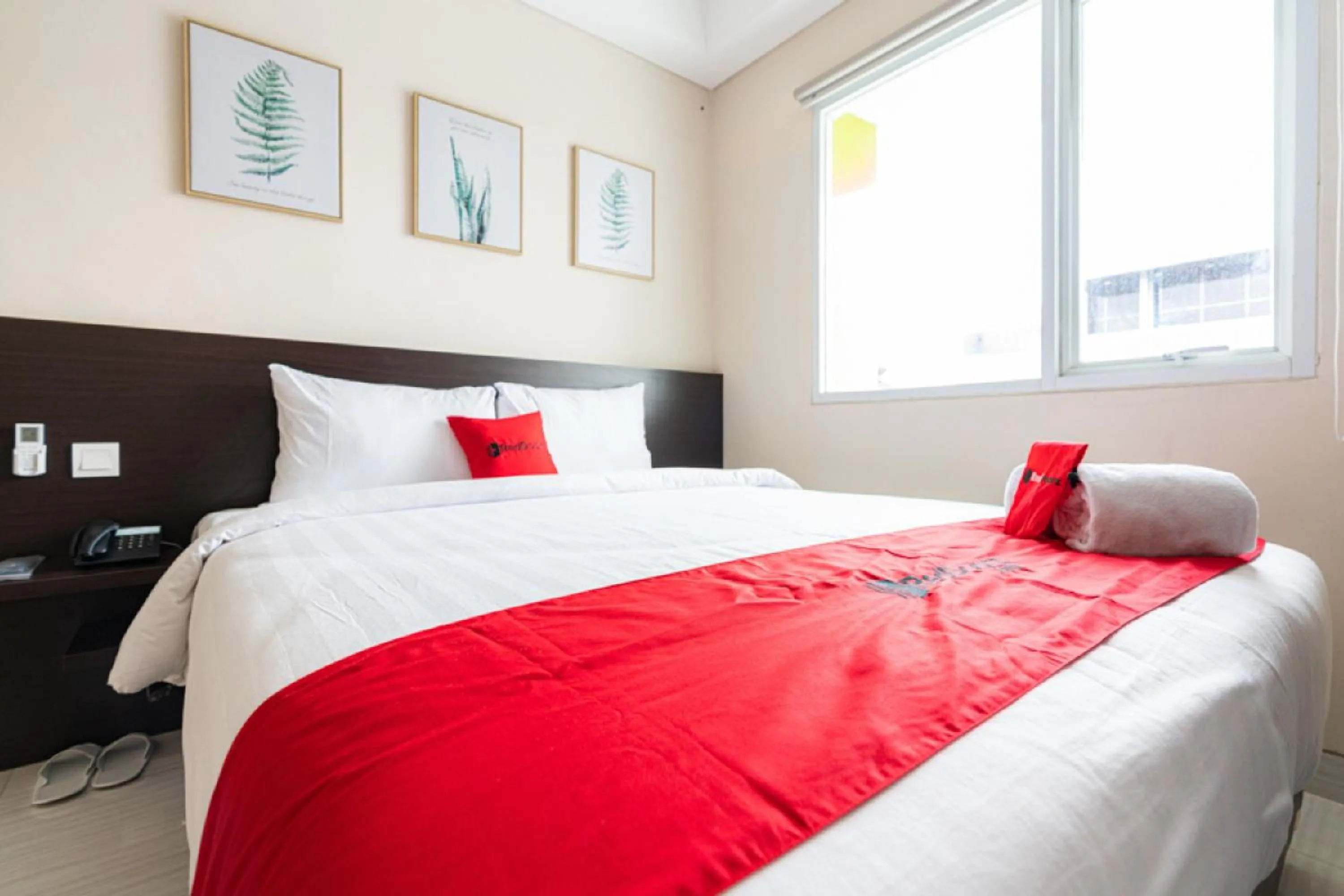 Bedroom, Bed in RedDoorz Plus At Harvest Inn Panakkukang