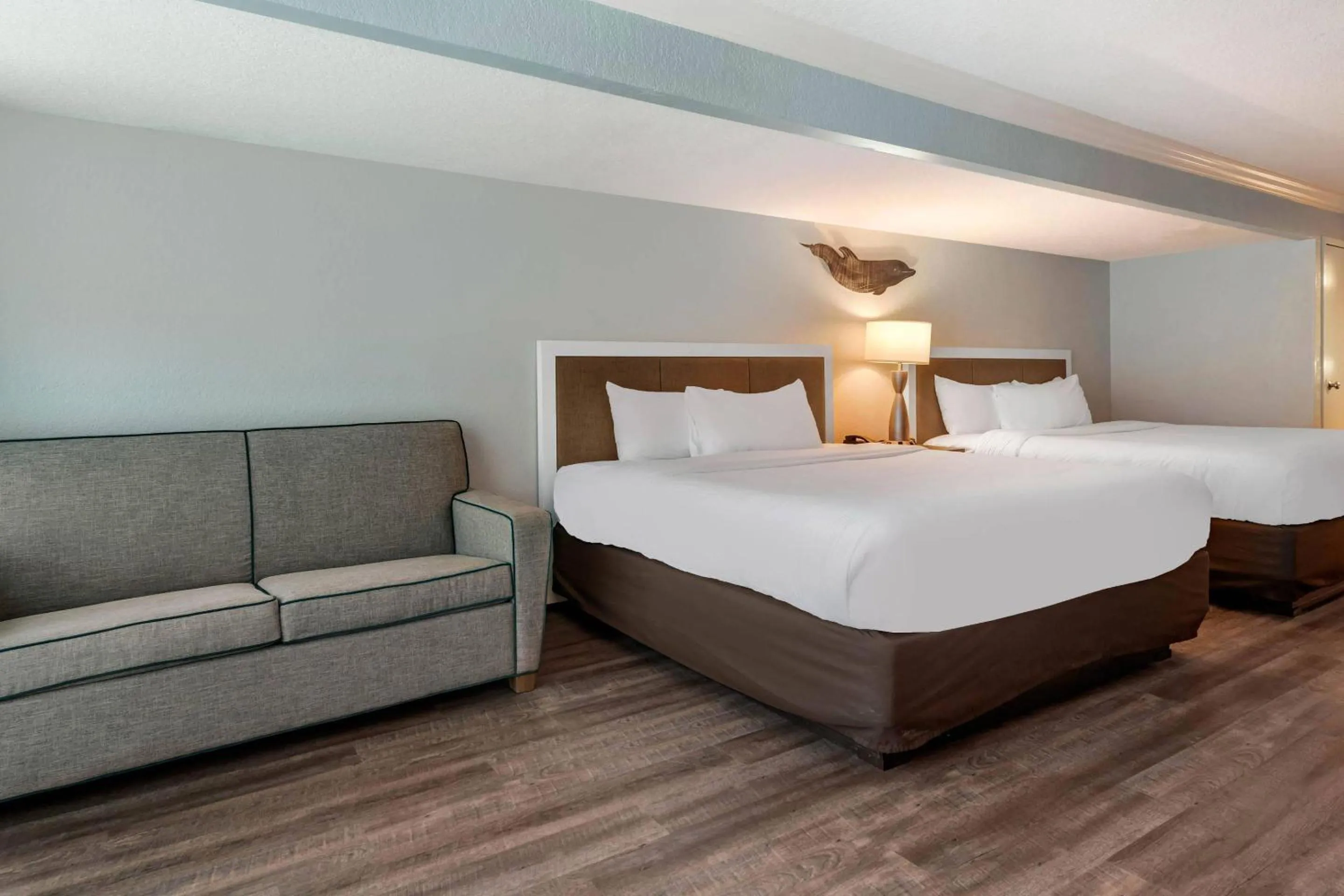 Bedroom, Bed in Dolphin Sands Clearwater Beach, an Ascend Collection Hotel