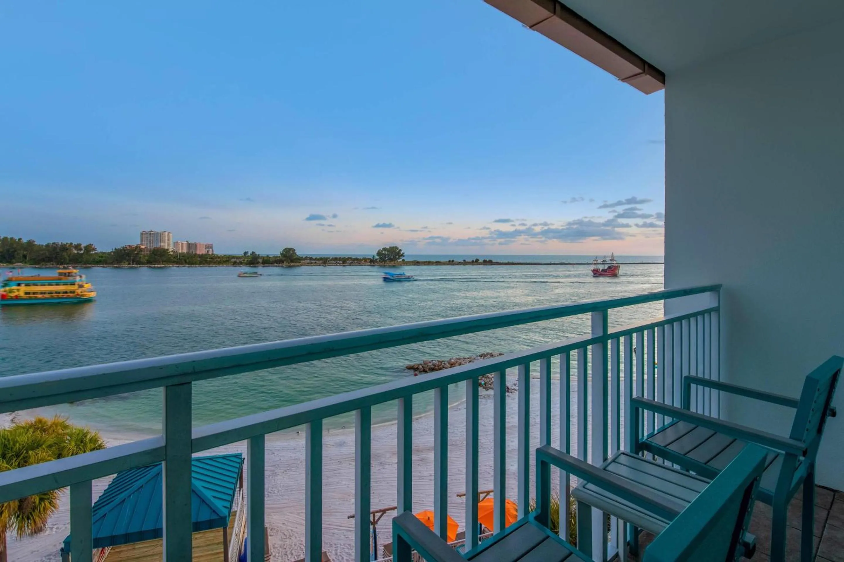Bedroom in Dolphin Sands Clearwater Beach, an Ascend Collection Hotel