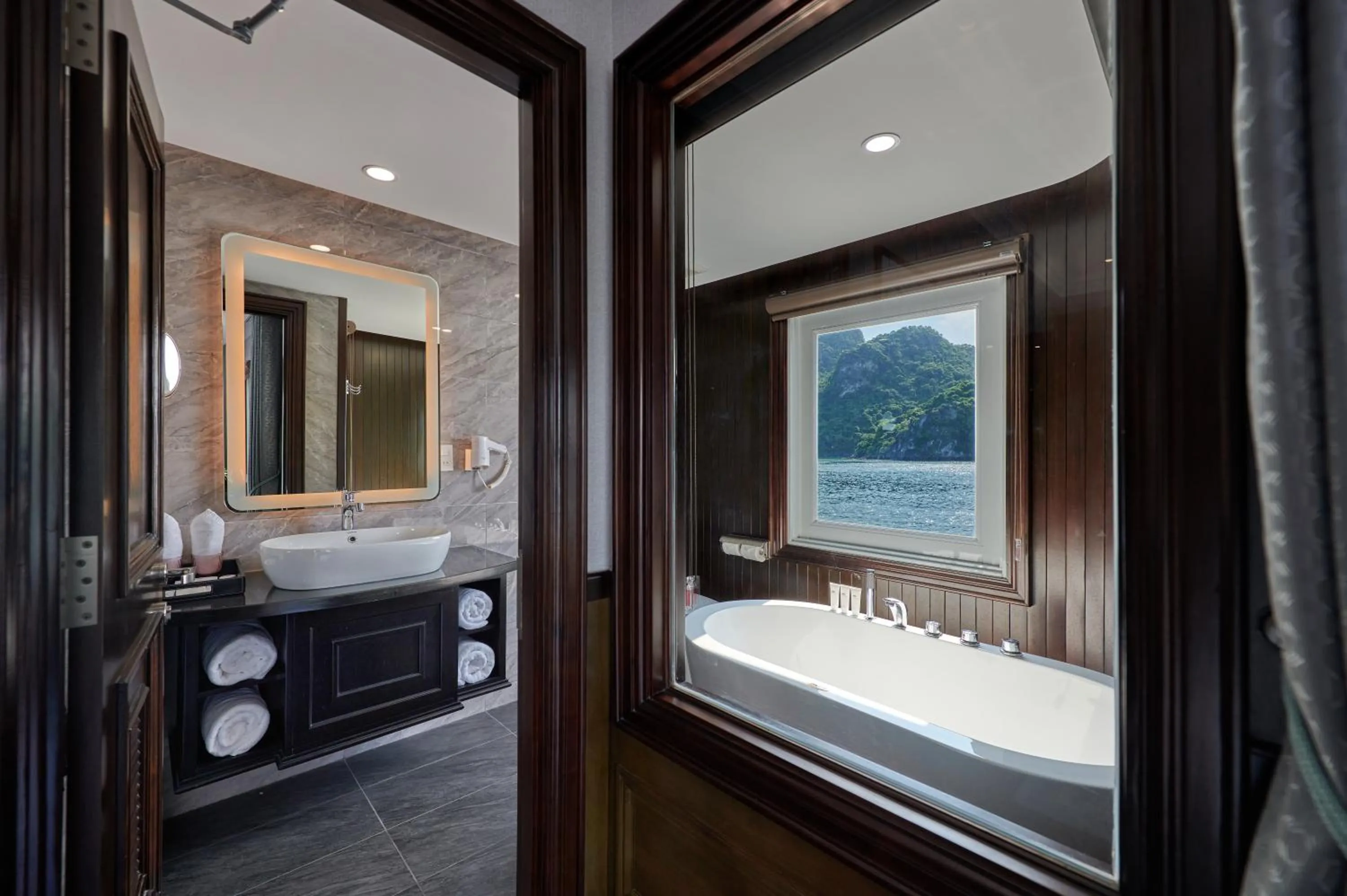 Hot Tub, Bed in Paradise Grand Cruise - Lan Ha Bay