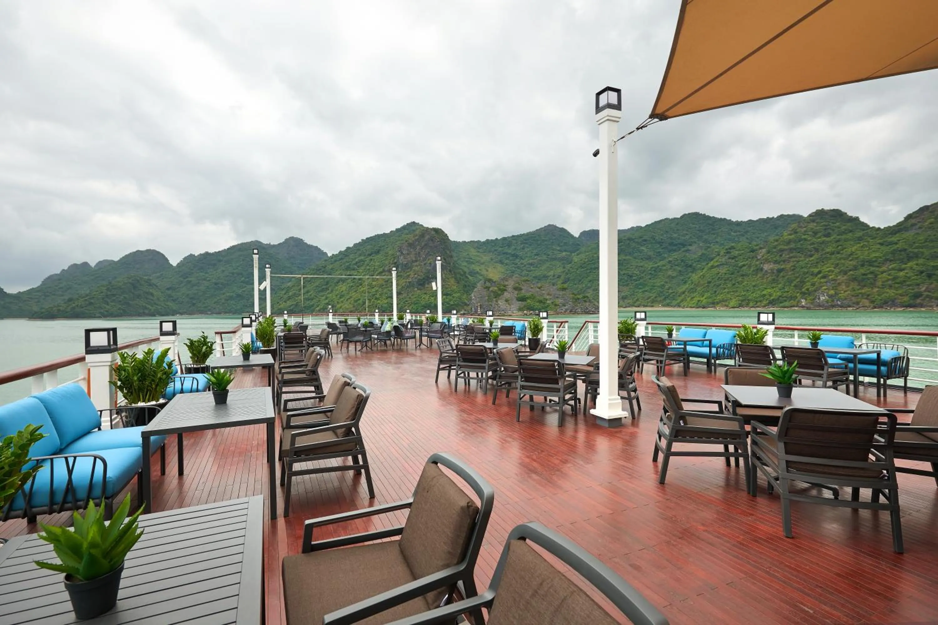 Restaurant/places to eat in Paradise Grand Cruise - Lan Ha Bay