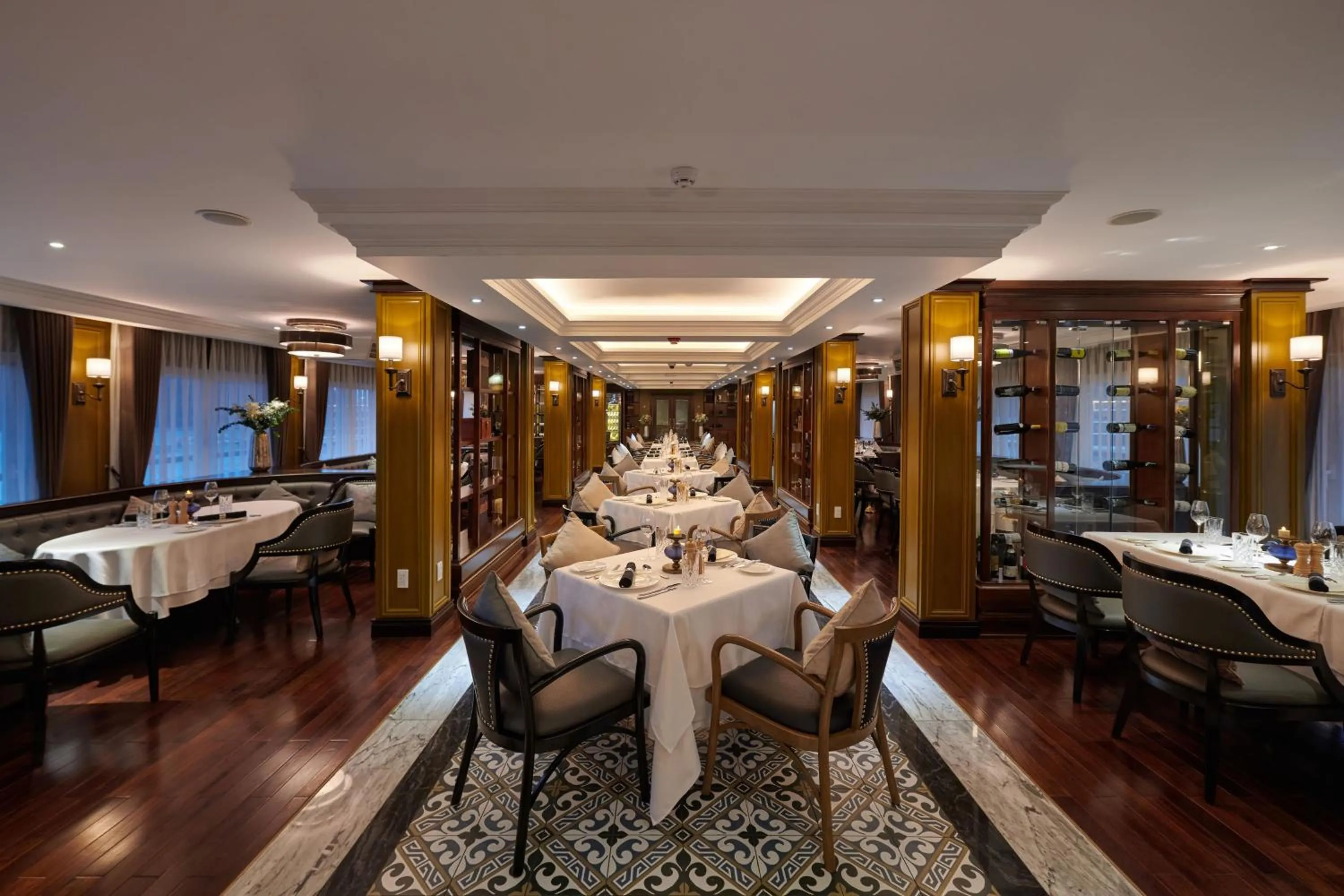 Restaurant/places to eat in Paradise Grand Cruise - Lan Ha Bay