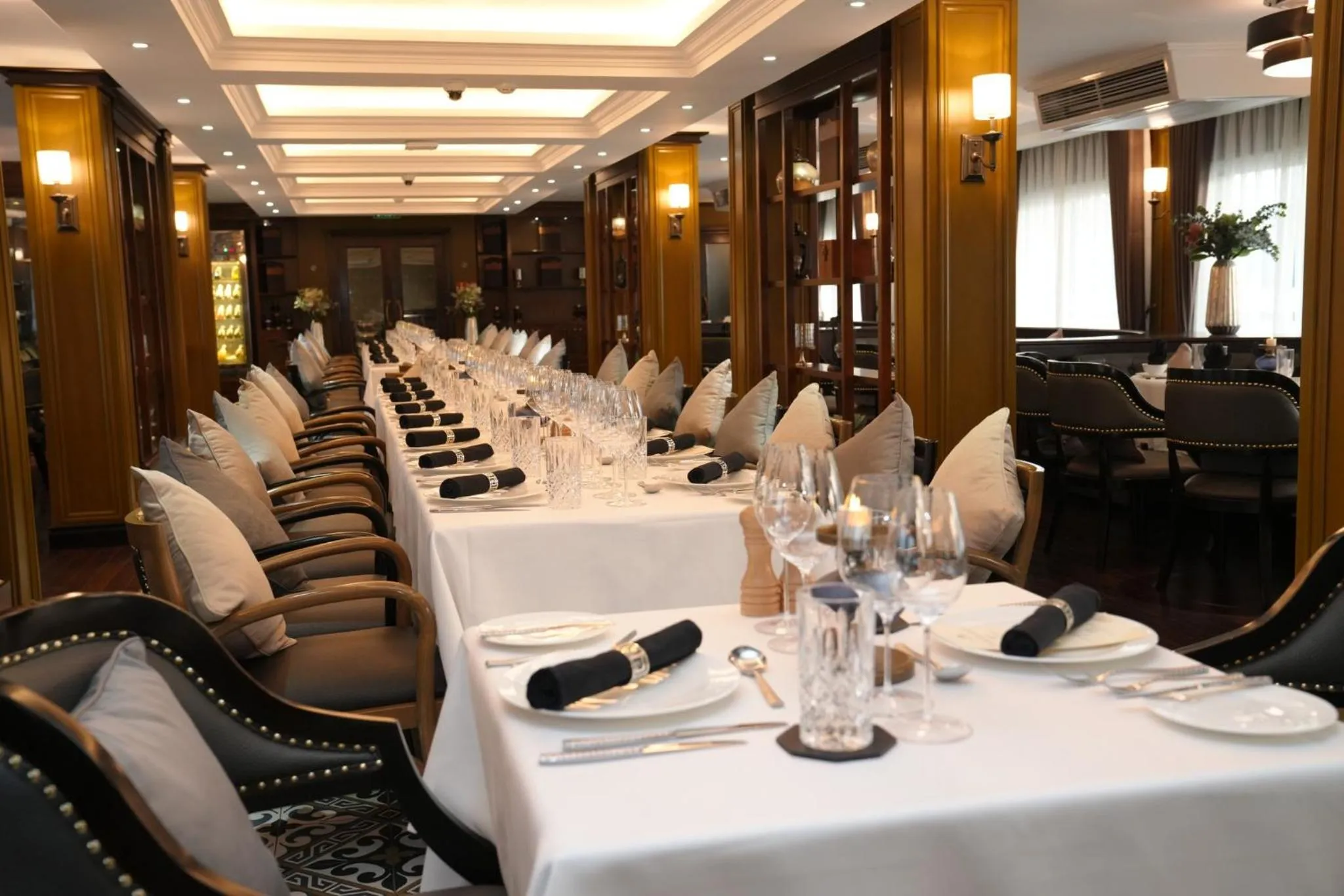 Restaurant/places to eat in Paradise Grand Cruise - Lan Ha Bay