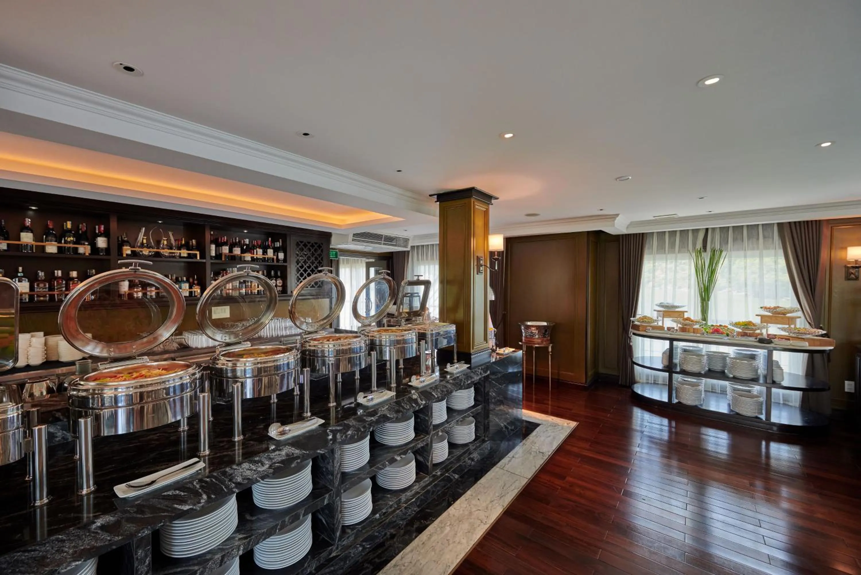 Restaurant/places to eat in Paradise Grand Cruise - Lan Ha Bay