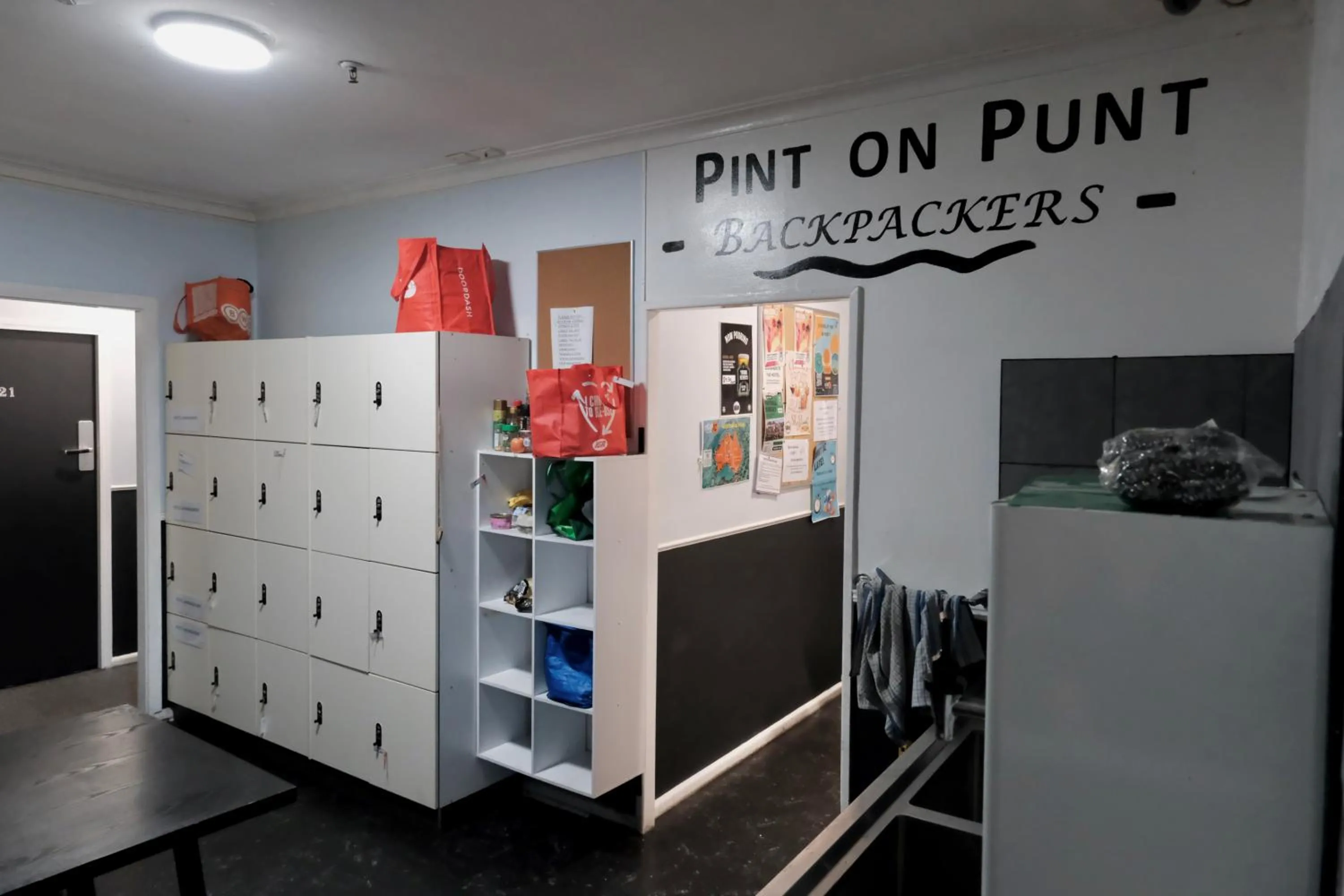 Communal kitchen in Pint On Punt Backpackers