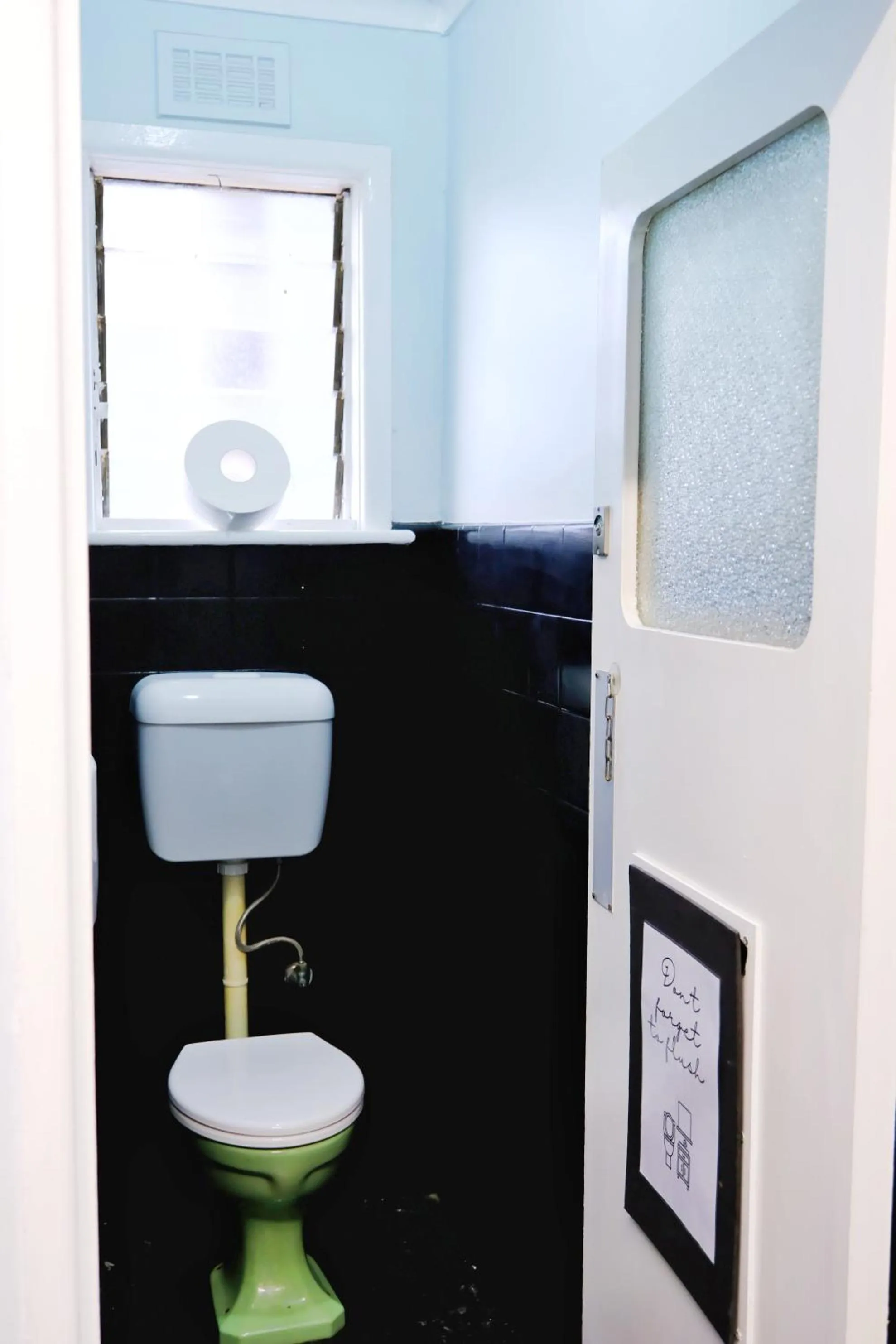 Toilet in Pint On Punt Backpackers