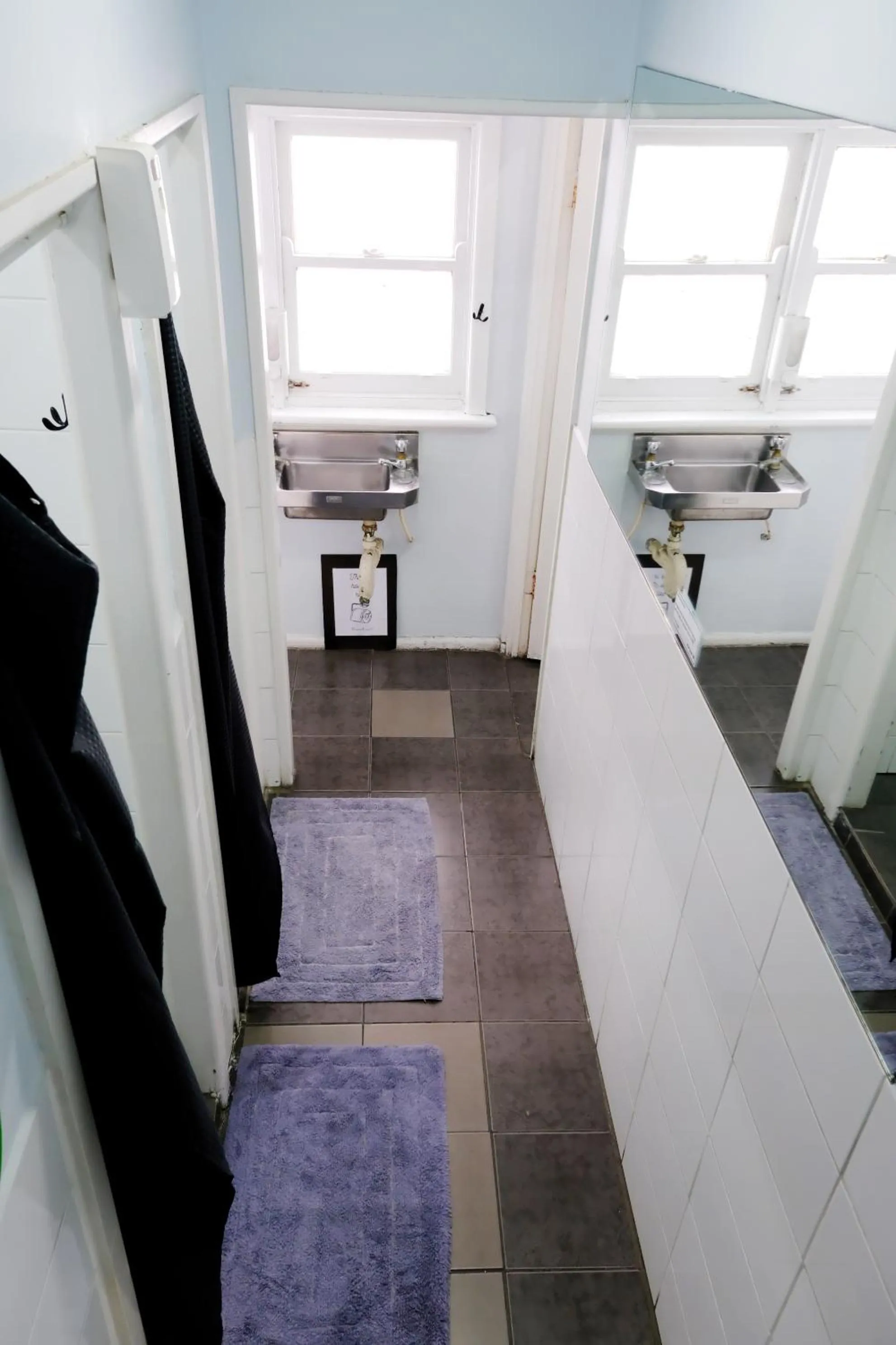 Bathroom in Pint On Punt Backpackers