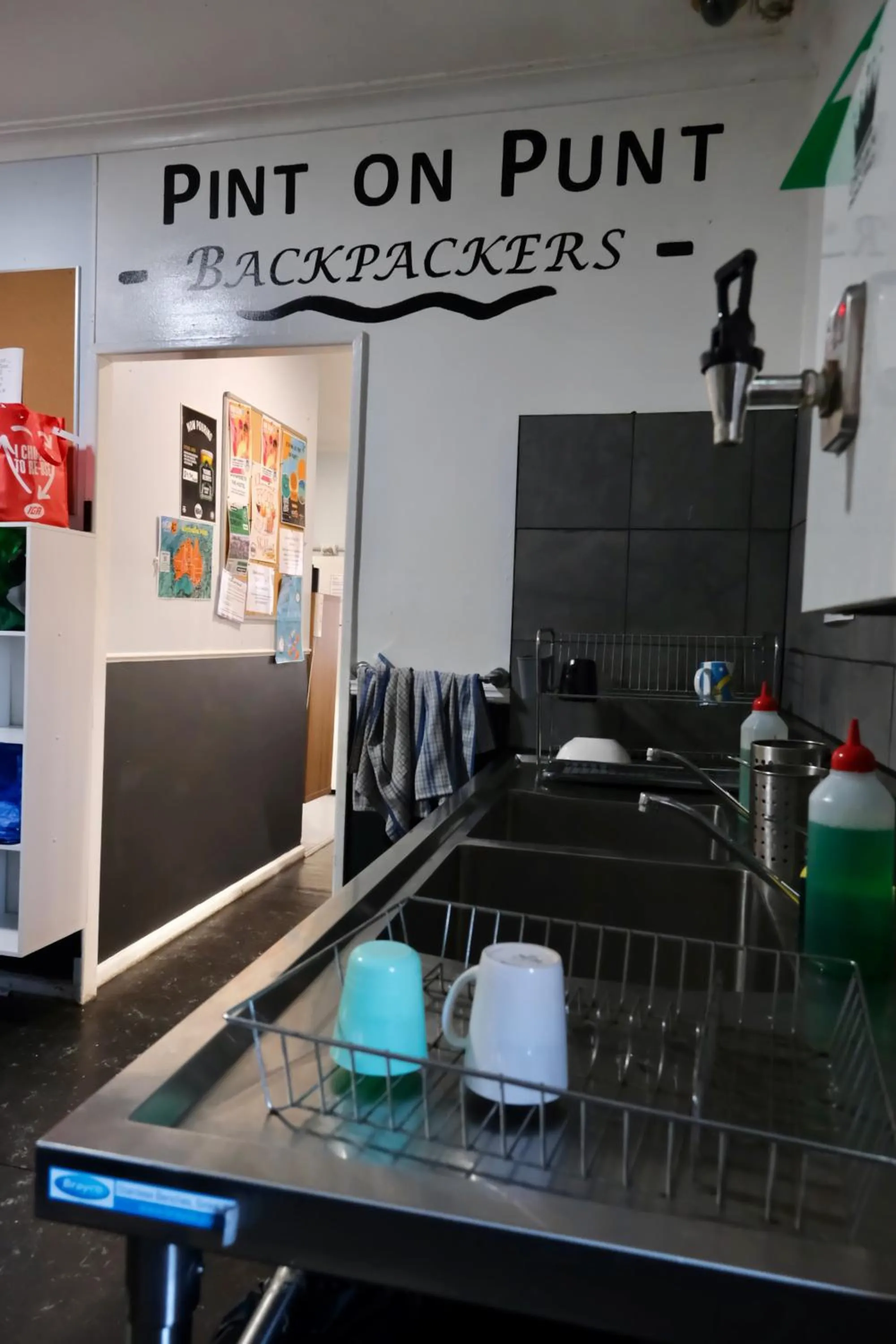 Kitchen or kitchenette in Pint On Punt Backpackers