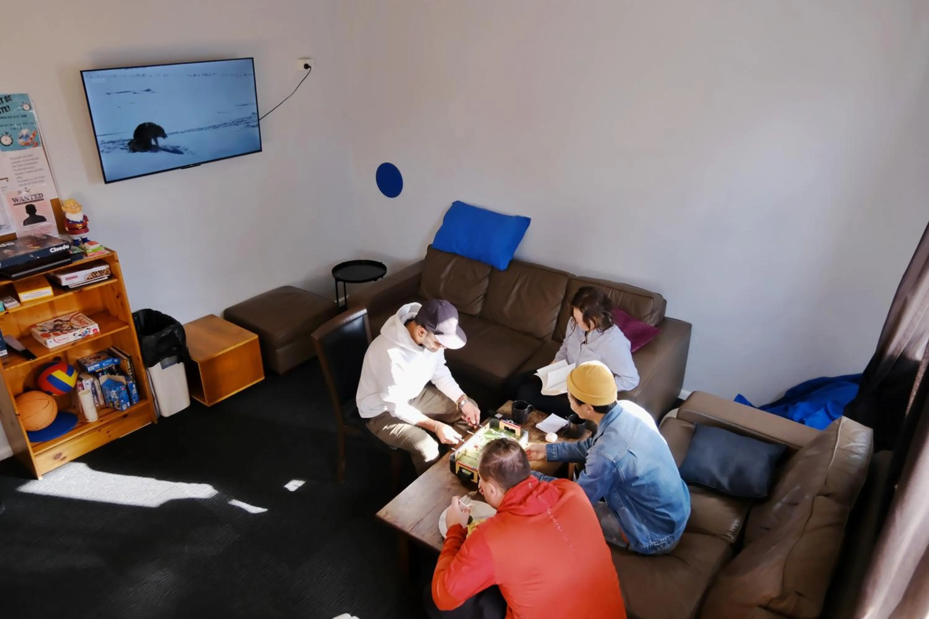 Communal lounge/ TV room in Pint On Punt Backpackers