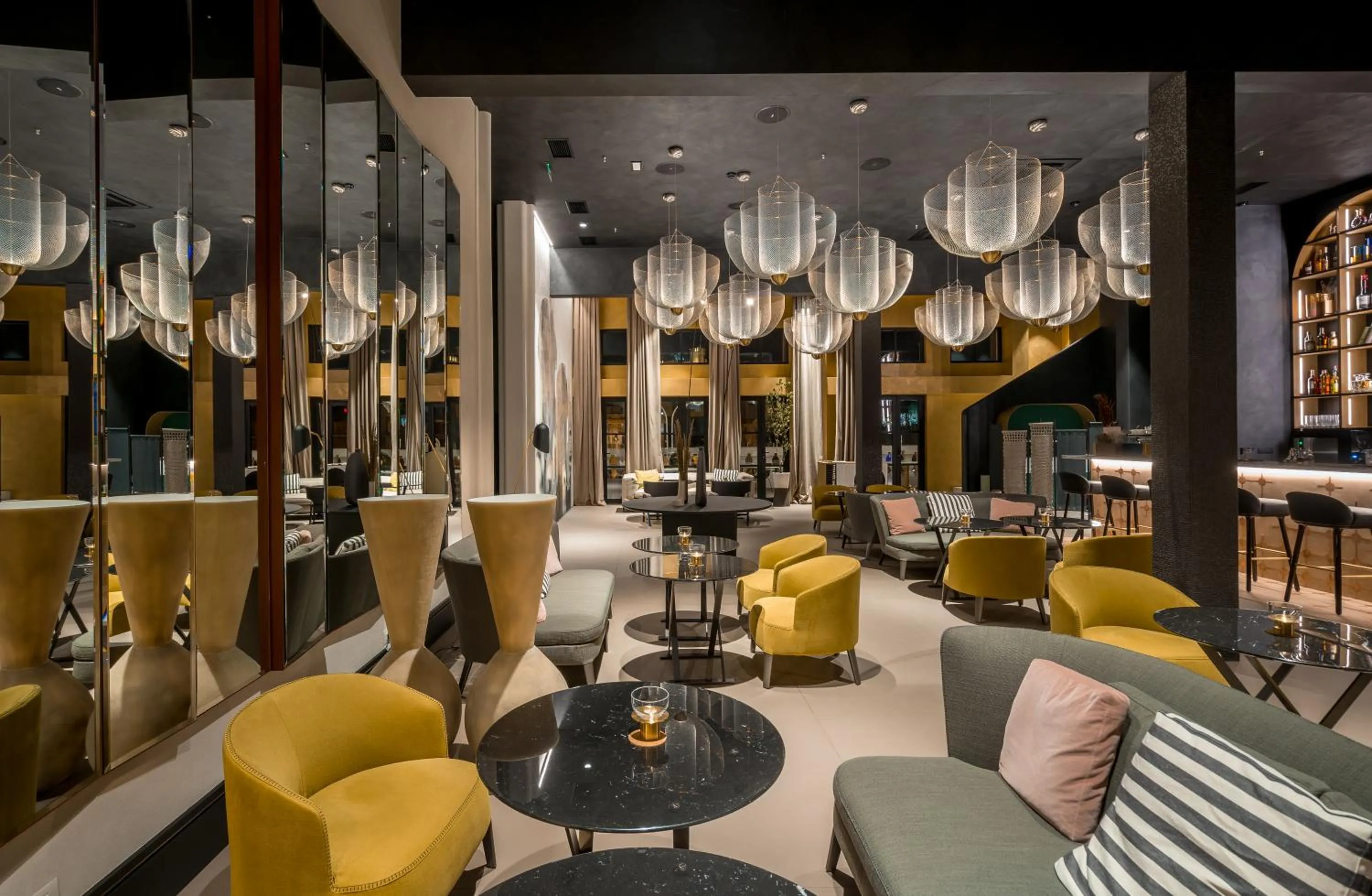 Restaurant/places to eat in Monograph Freedom Square