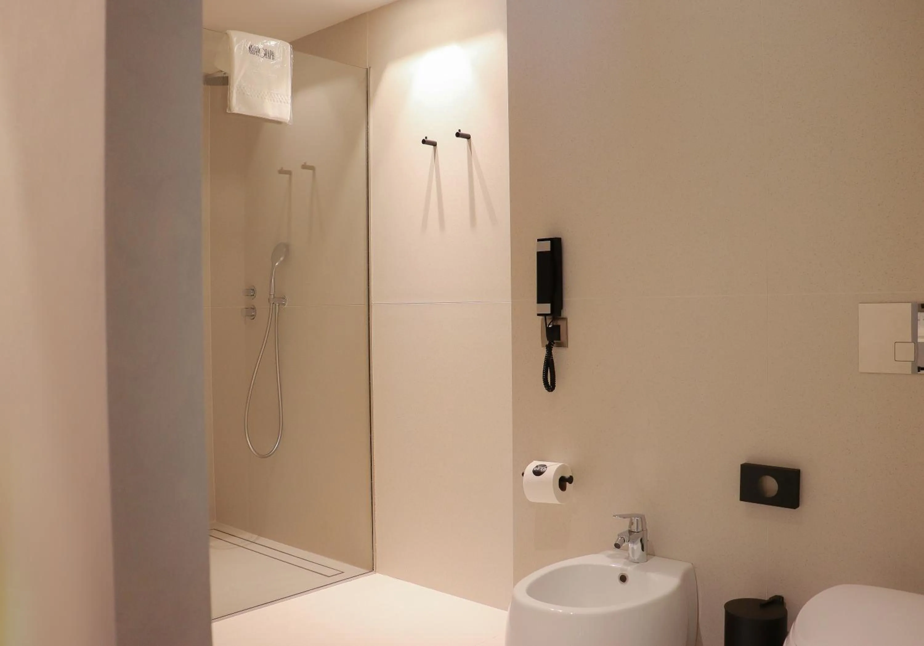 Shower in Monograph Freedom Square