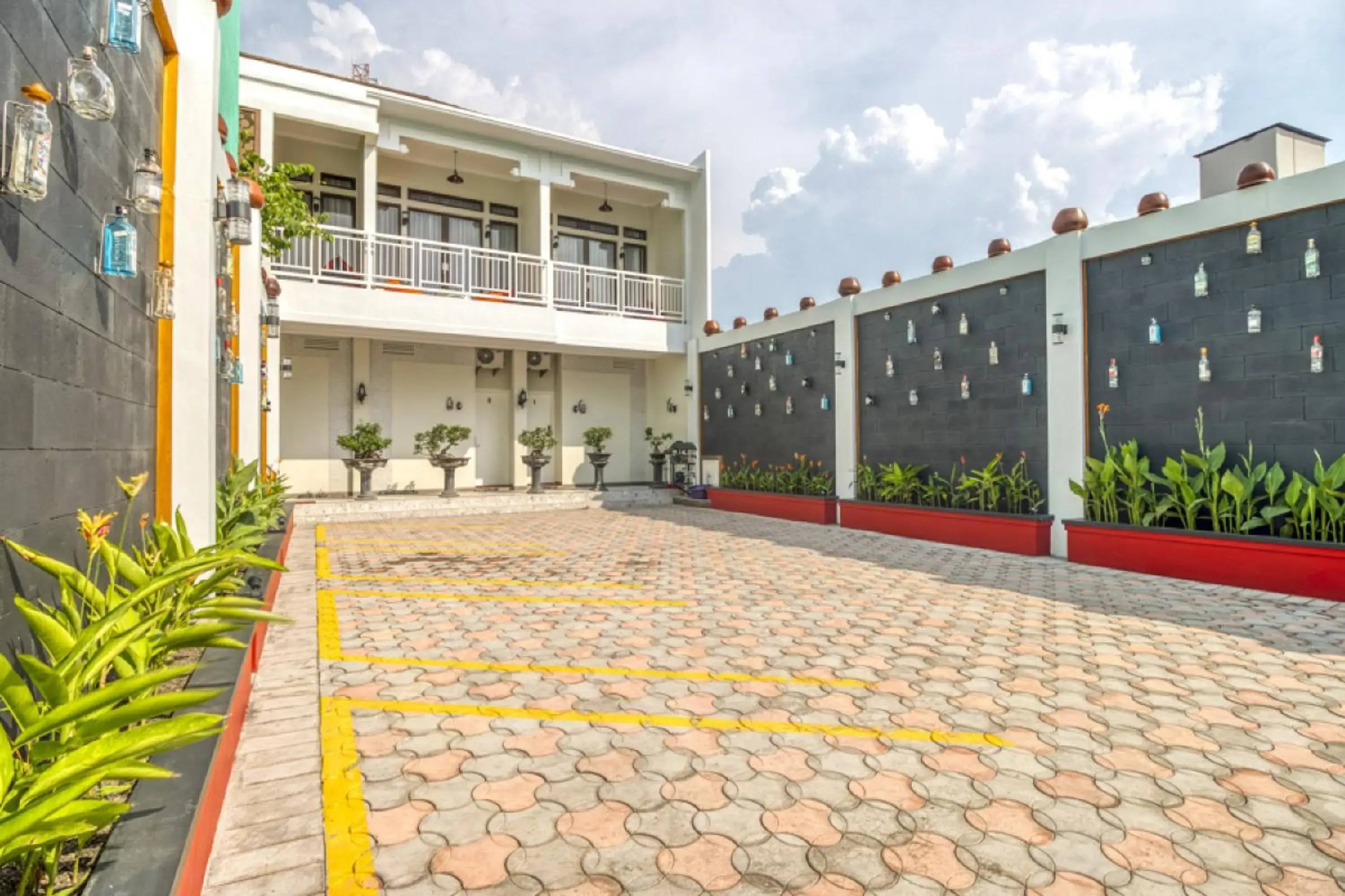 Property building in RedDoorz Plus near Gembira Loka Zoo 2 Property building in RedDoorz Plus near Gembira Loka Zoo 2