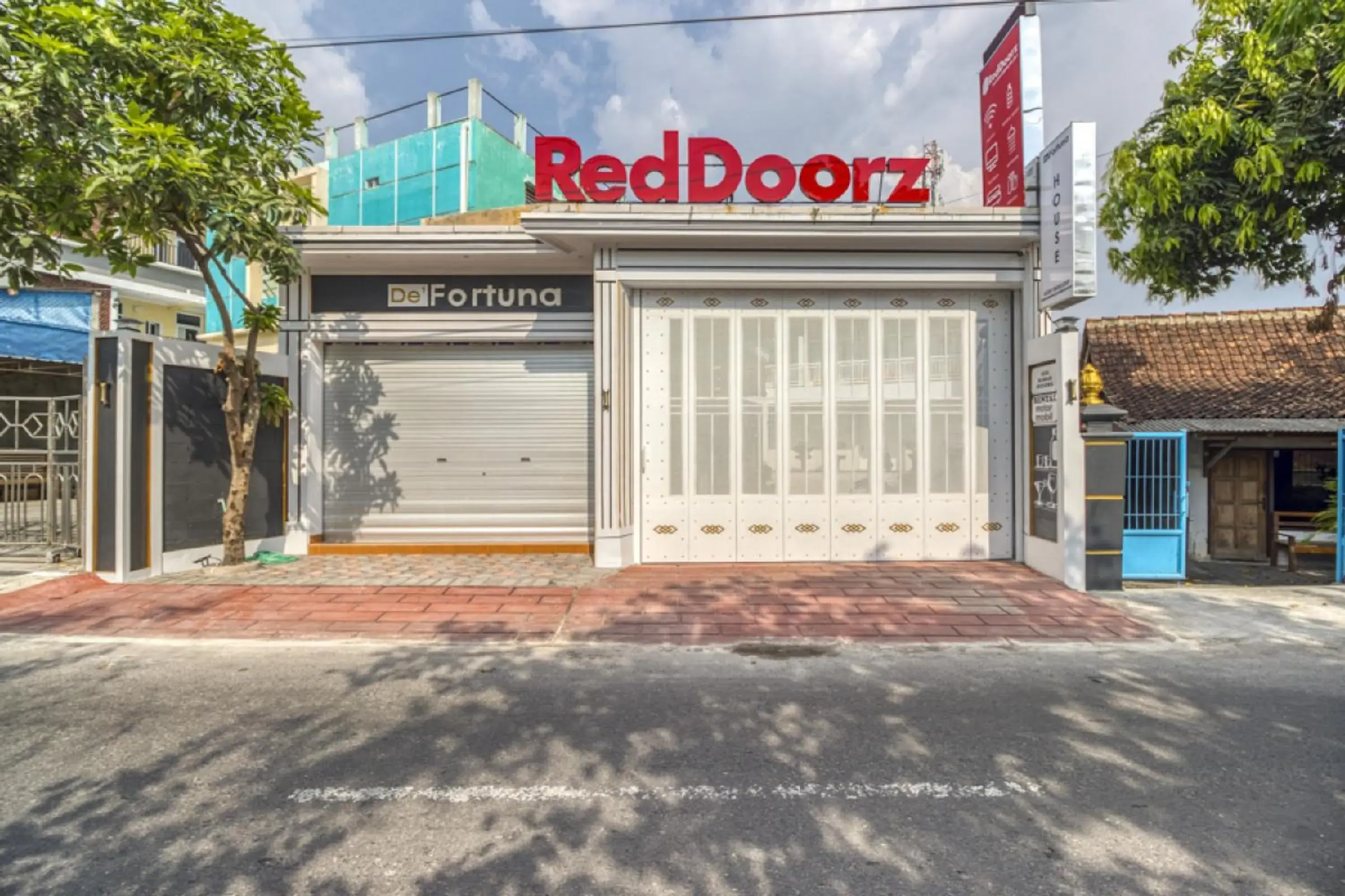 Facade/entrance in RedDoorz Plus near Gembira Loka Zoo 2 Facade/entrance in RedDoorz Plus near Gembira Loka Zoo 2