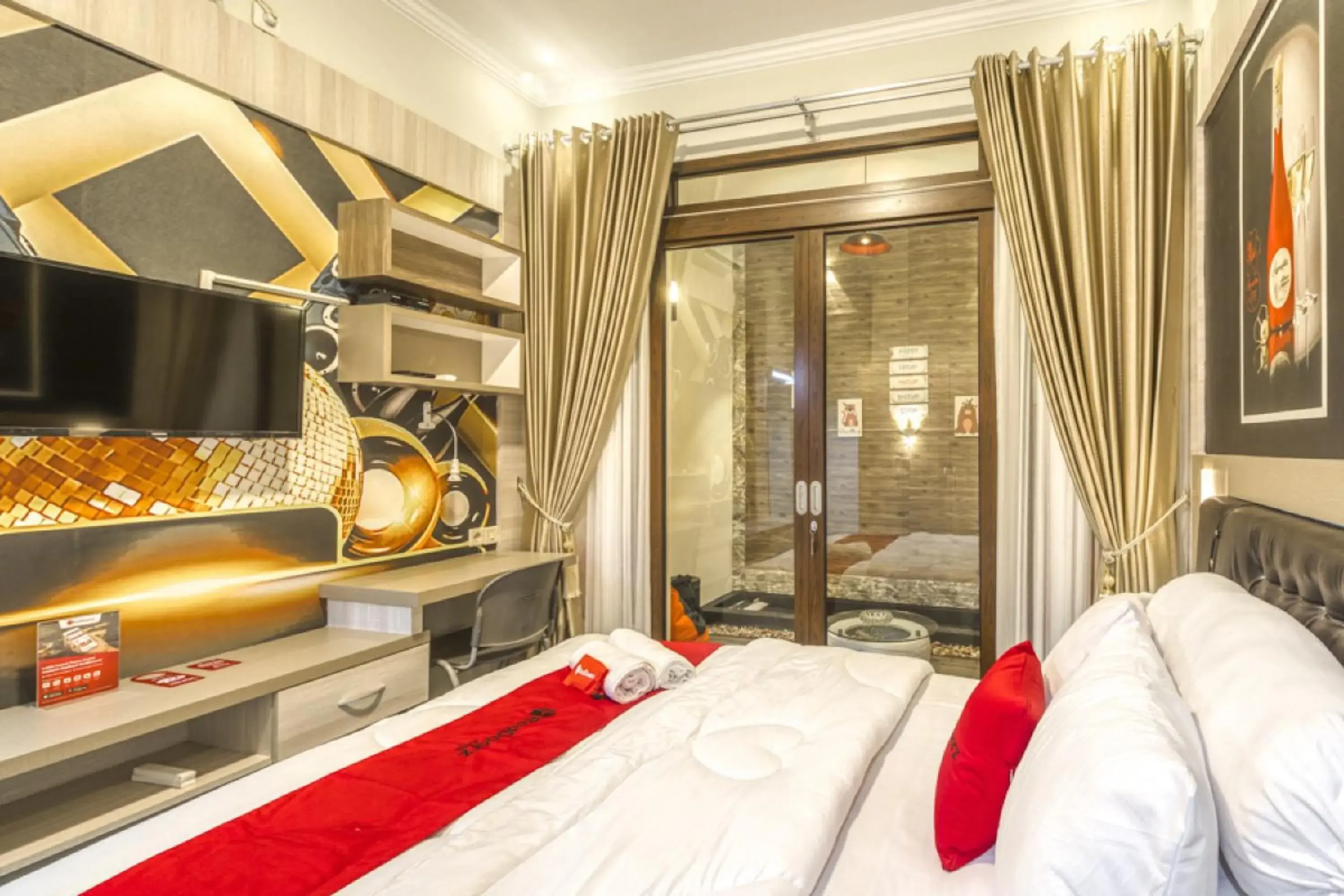 Bed in RedDoorz Plus near Gembira Loka Zoo 2 Bed in RedDoorz Plus near Gembira Loka Zoo 2