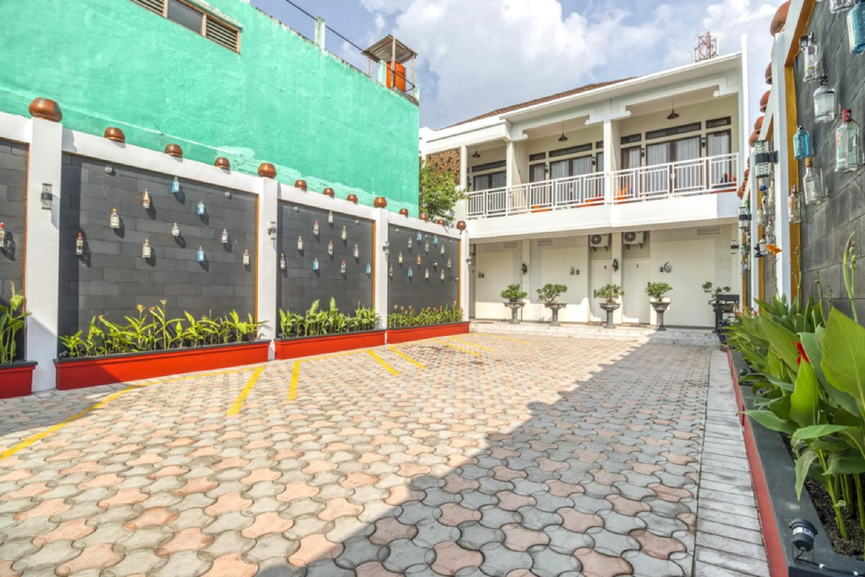 Property building in RedDoorz Plus near Gembira Loka Zoo 2