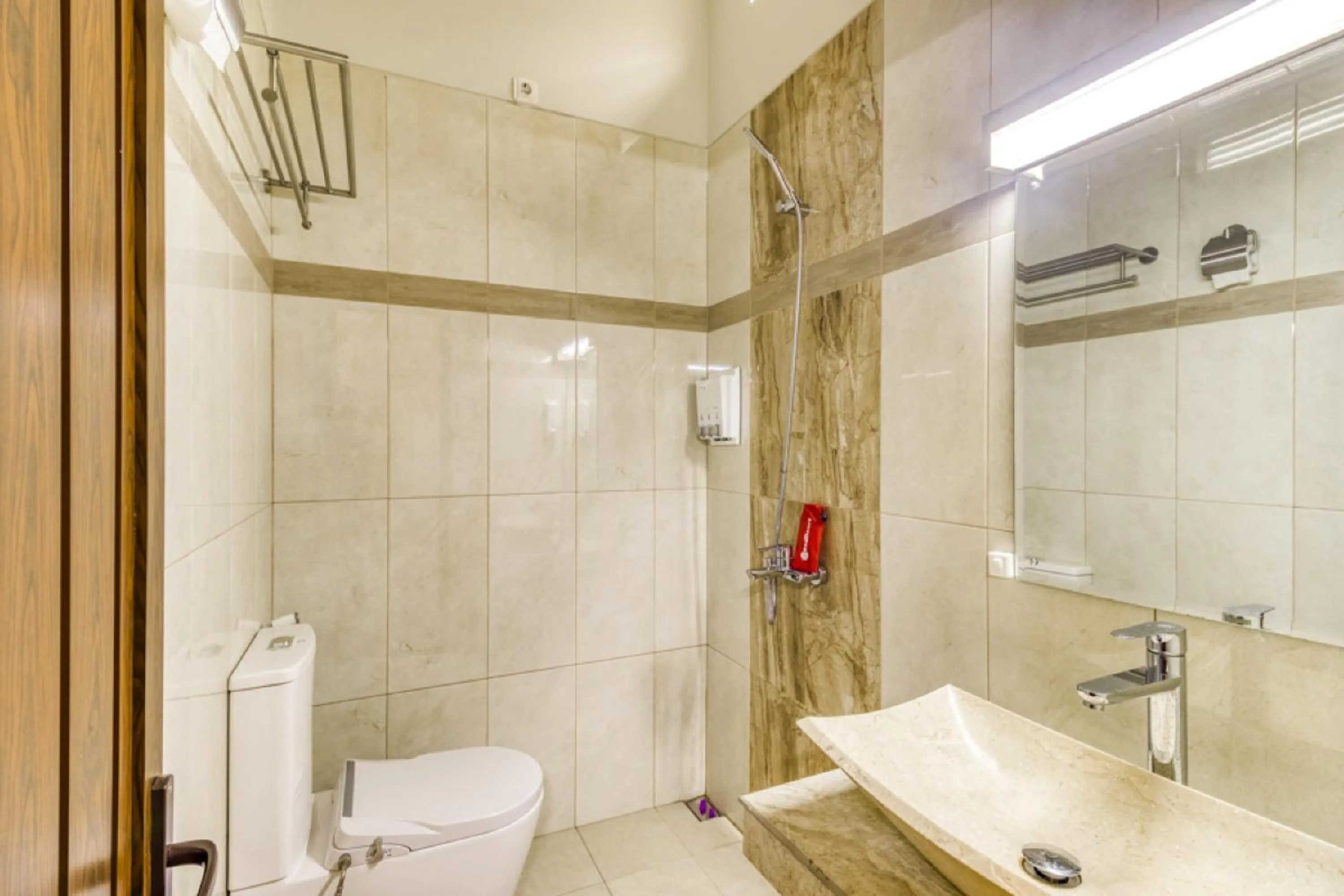 Bathroom in RedDoorz Plus near Gembira Loka Zoo 2