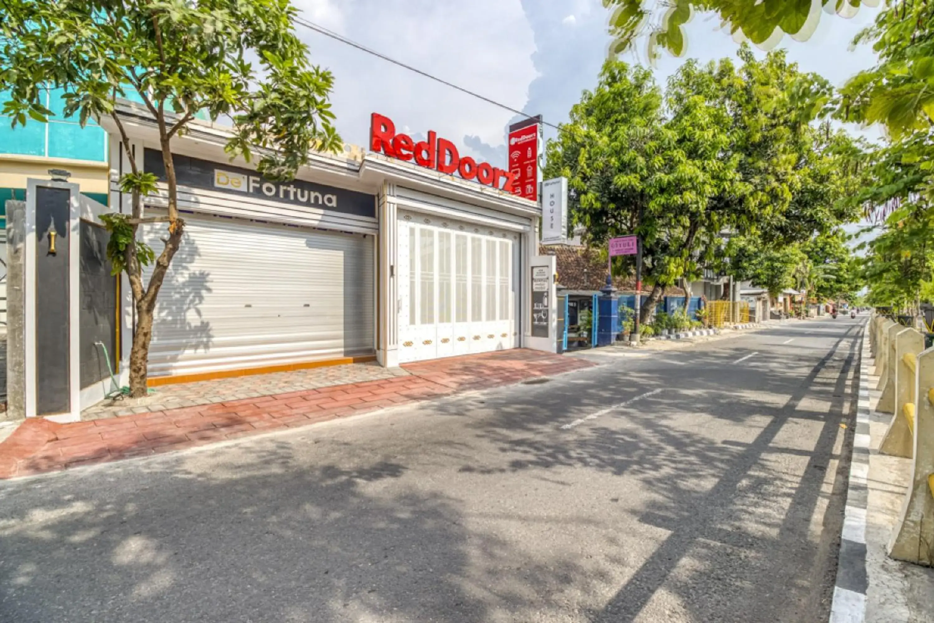 Facade/entrance in RedDoorz Plus near Gembira Loka Zoo 2 Facade/entrance in RedDoorz Plus near Gembira Loka Zoo 2