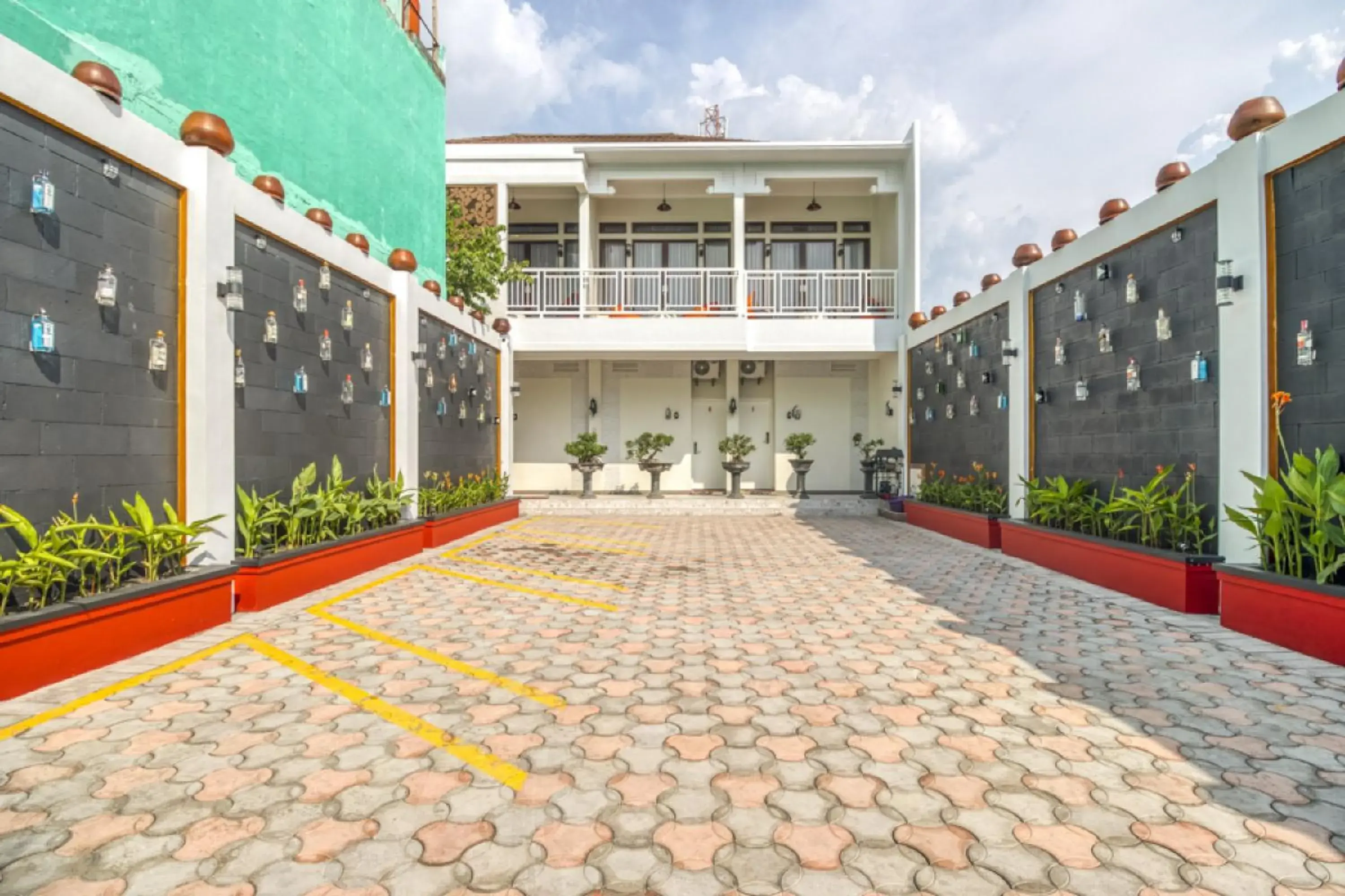 Property building in RedDoorz Plus near Gembira Loka Zoo 2 Property building in RedDoorz Plus near Gembira Loka Zoo 2