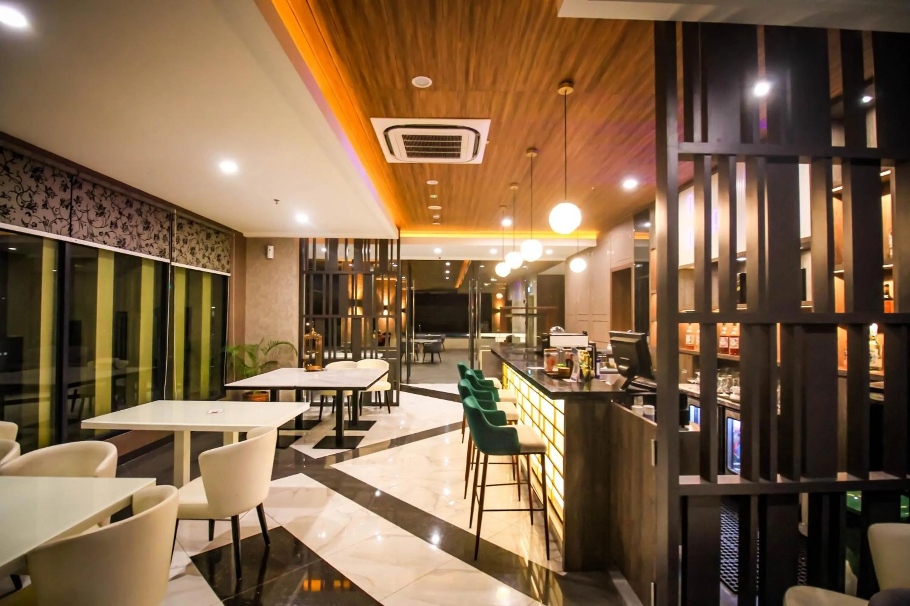 Lounge or bar in Asialink Hotel Batam by Prasanthi