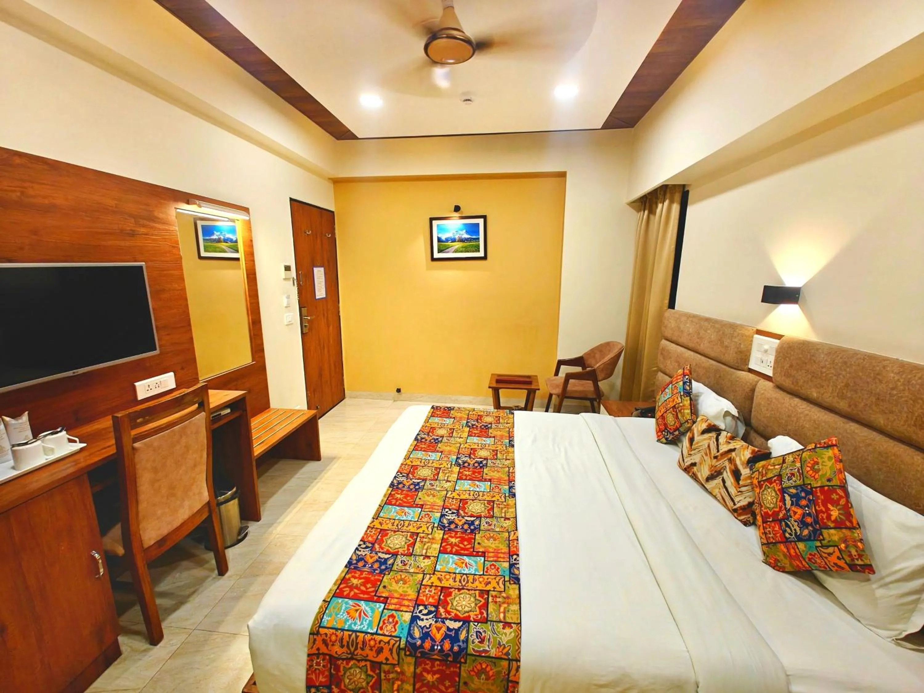 Bedroom, Bed in Opulence Inn - 500 Meters From Railway Station