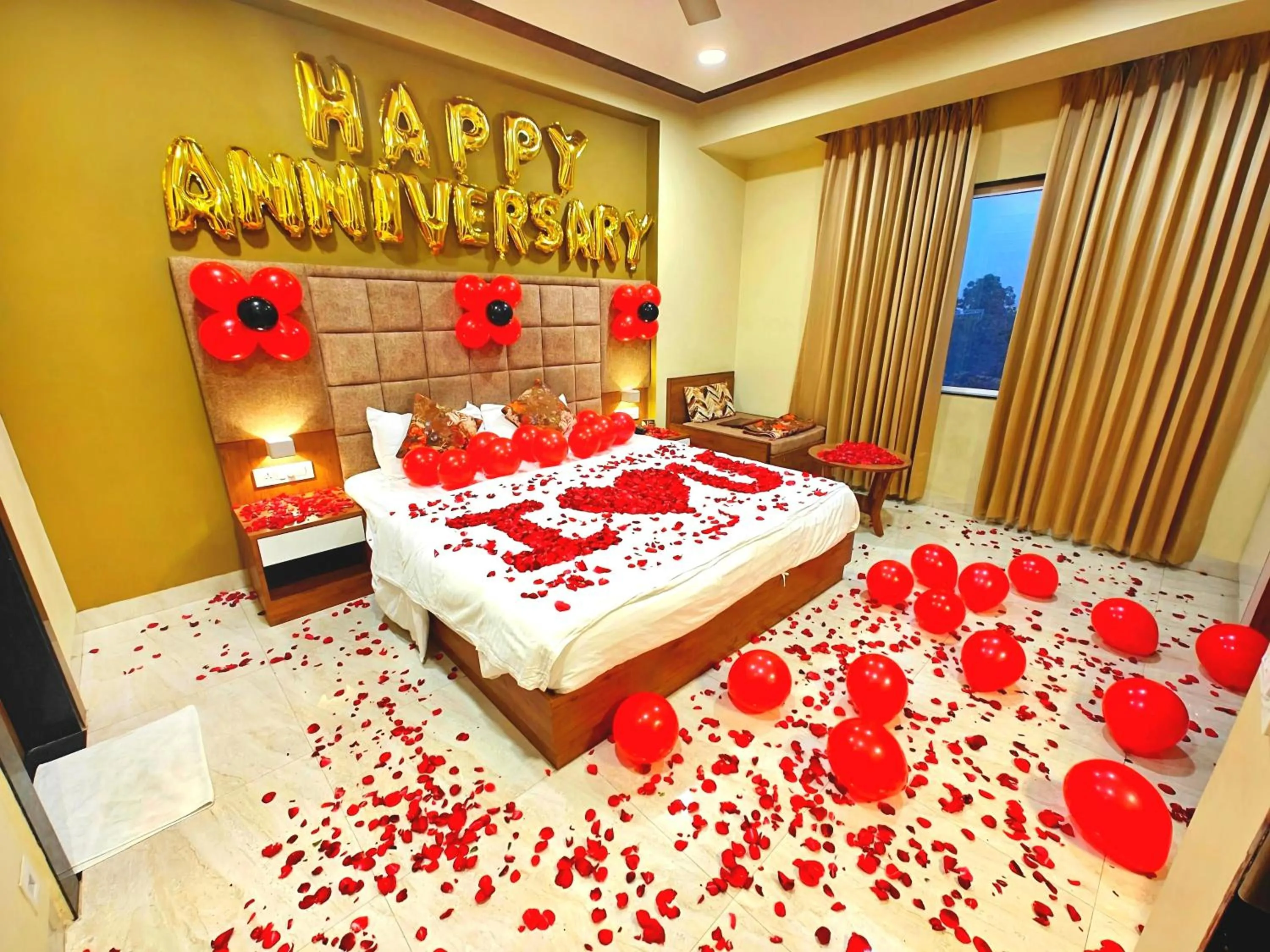 Bedroom, Bed in Opulence Inn - 500 Meters From Railway Station
