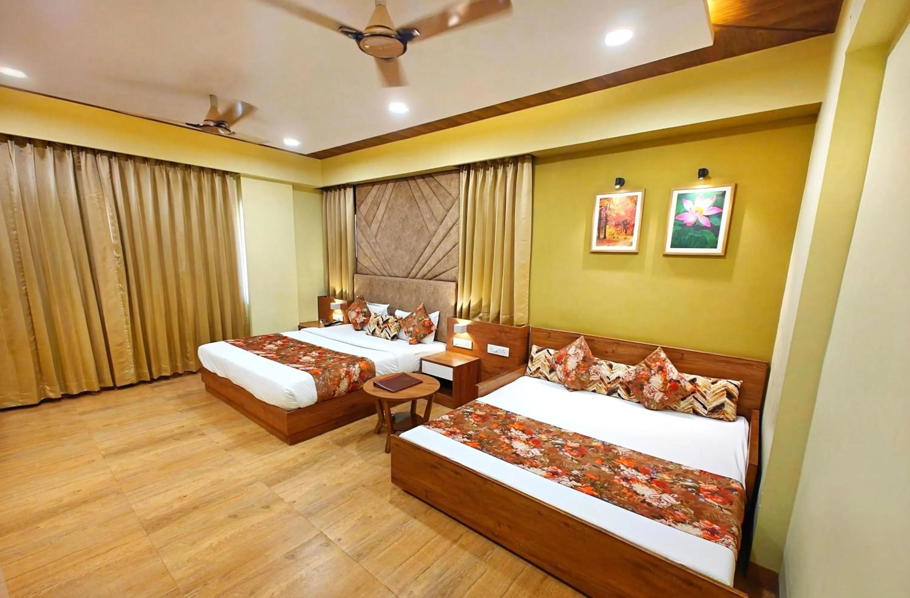 Bedroom, Bed in Opulence Inn - 500 Meters From Railway Station