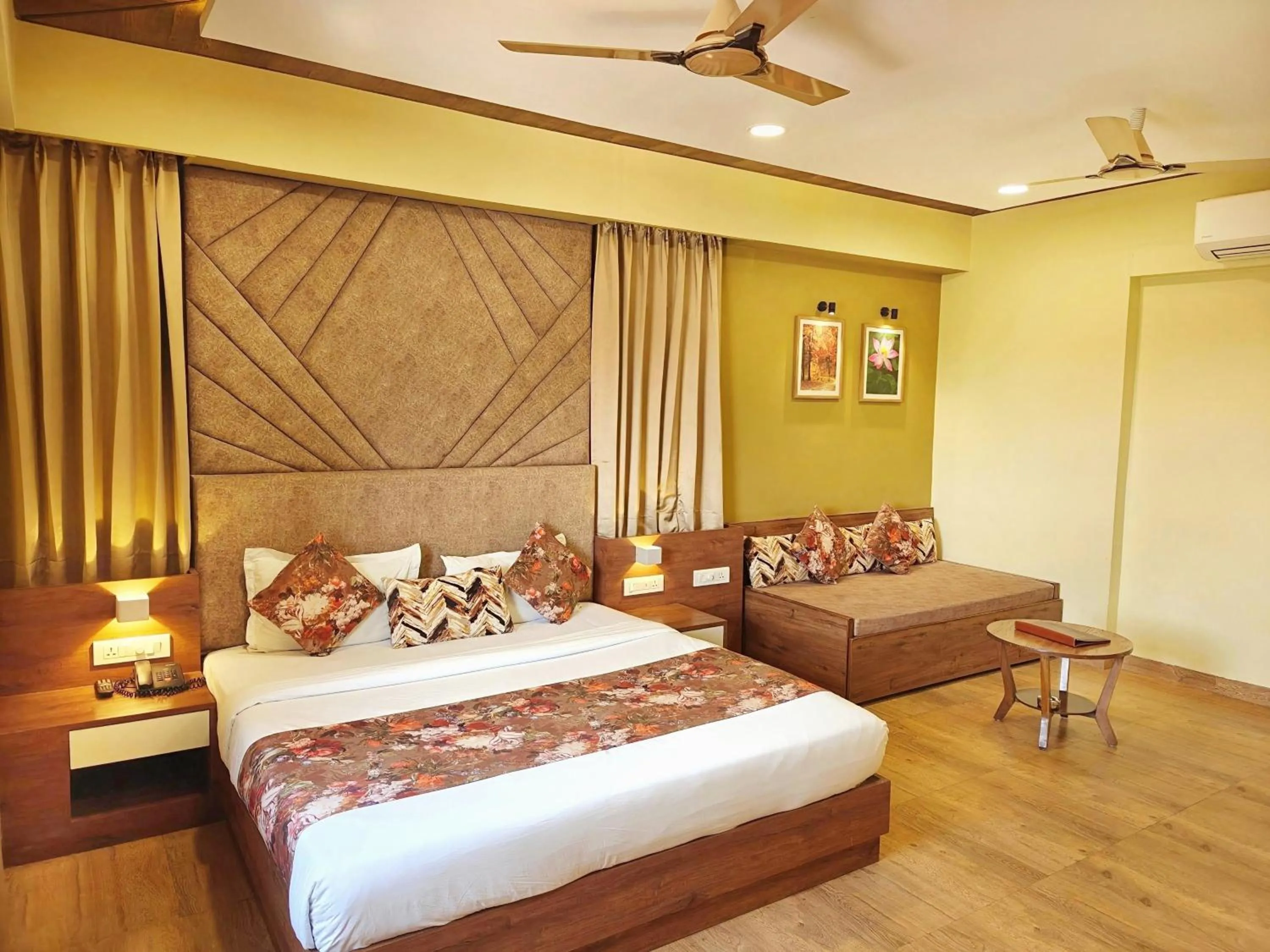 Bedroom, Bed in Opulence Inn - 500 Meters From Railway Station