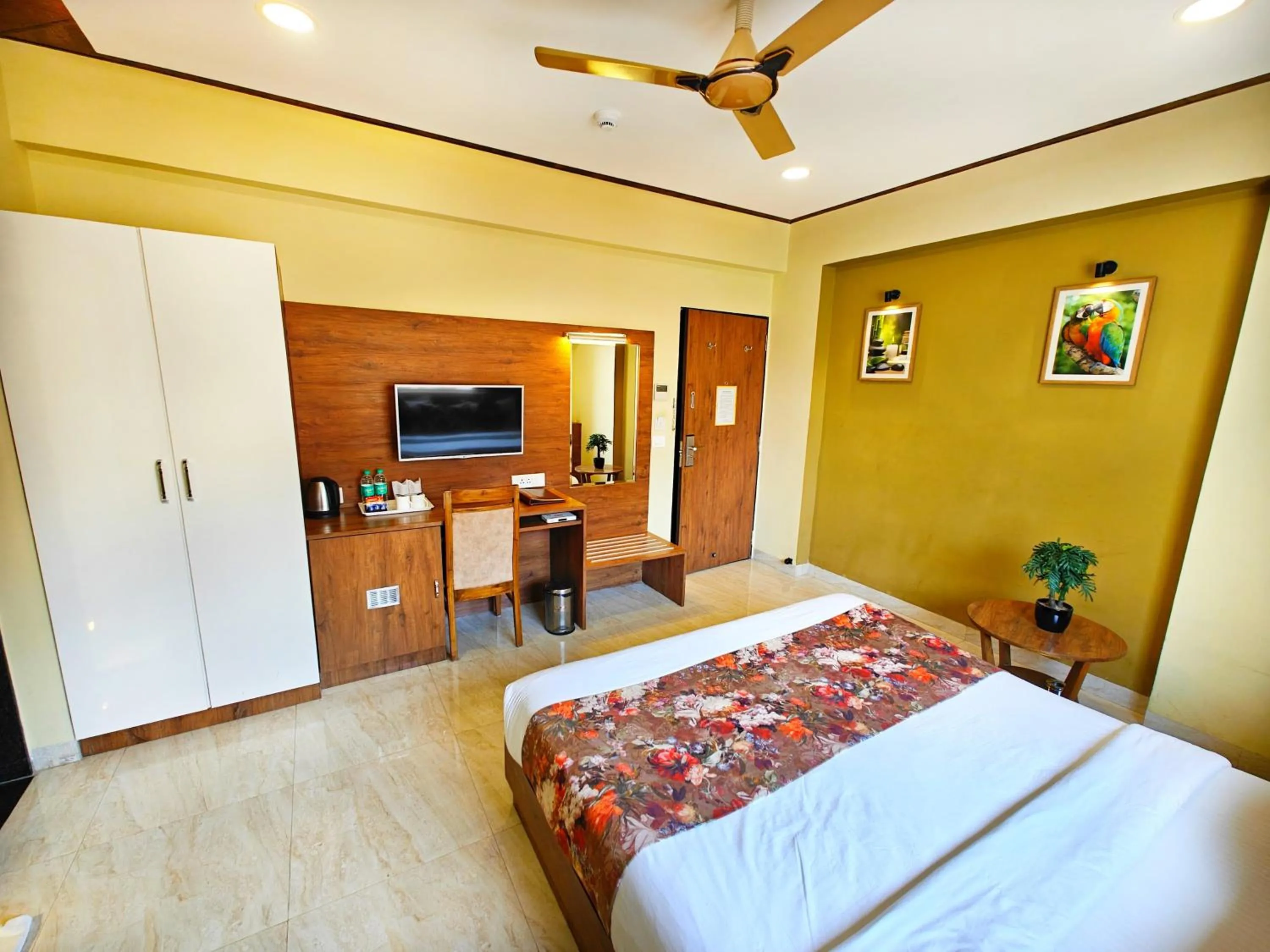 Bedroom, Bed in Opulence Inn - 500 Meters From Railway Station