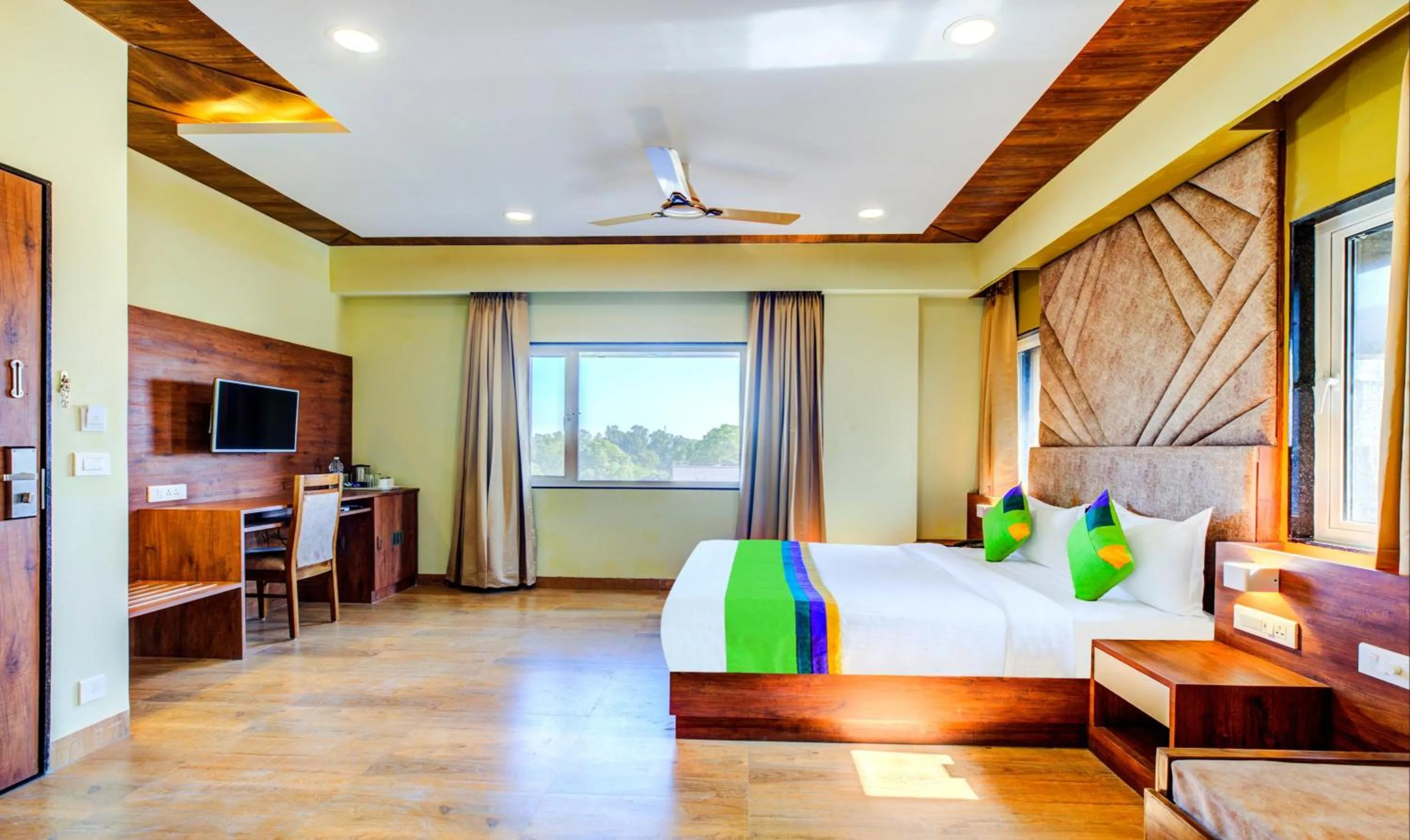 Photo of the whole room, Bed in Opulence Inn - 500 Meters From Railway Station