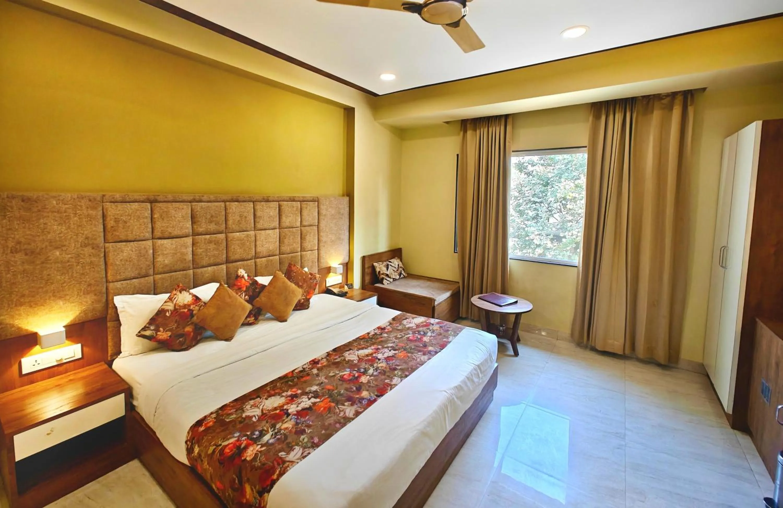 Bedroom, Bed in Opulence Inn - 500 Meters From Railway Station