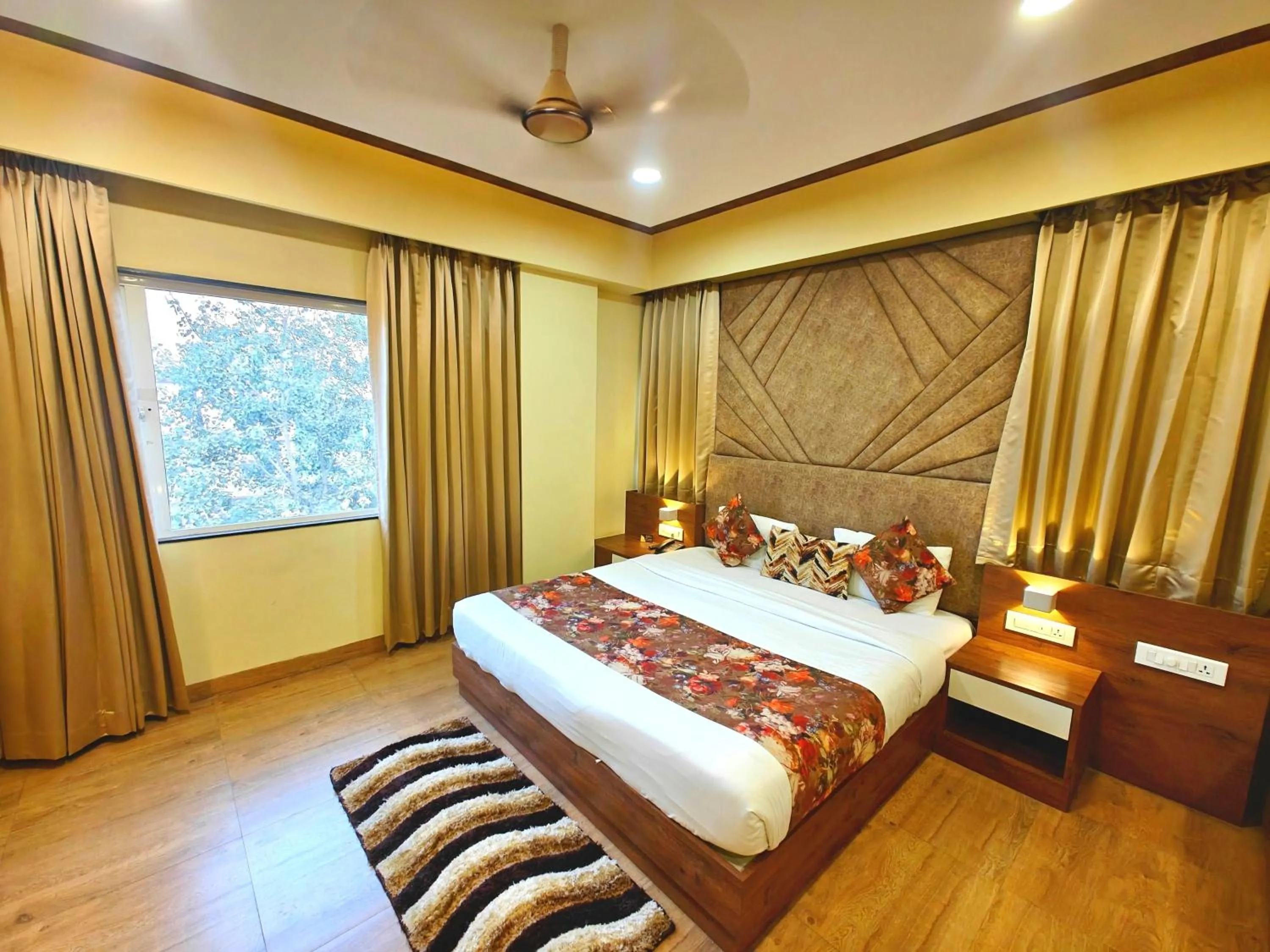 Bedroom, Bed in Opulence Inn - 500 Meters From Railway Station