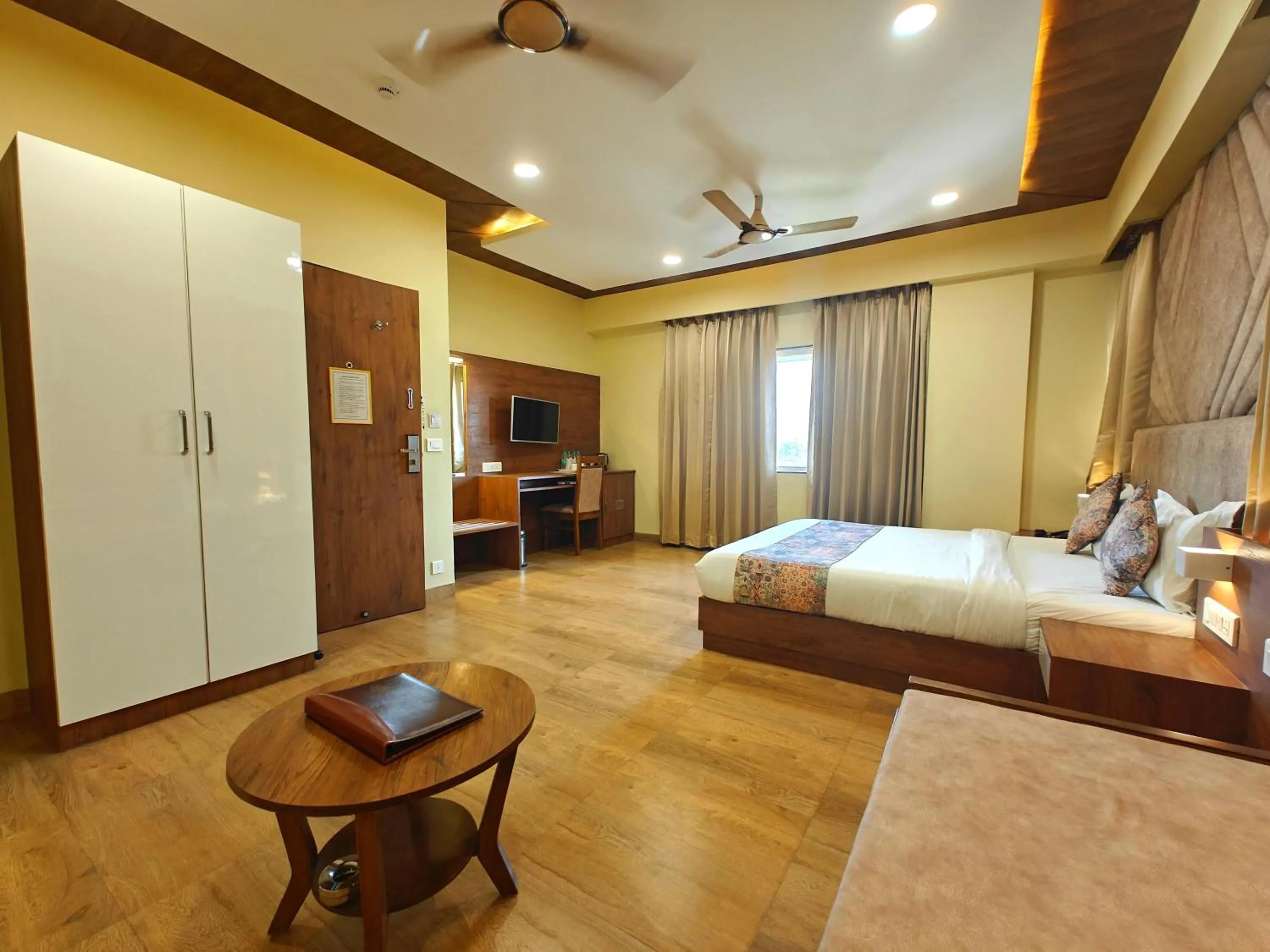 Bedroom, Bed in Opulence Inn - 500 Meters From Railway Station