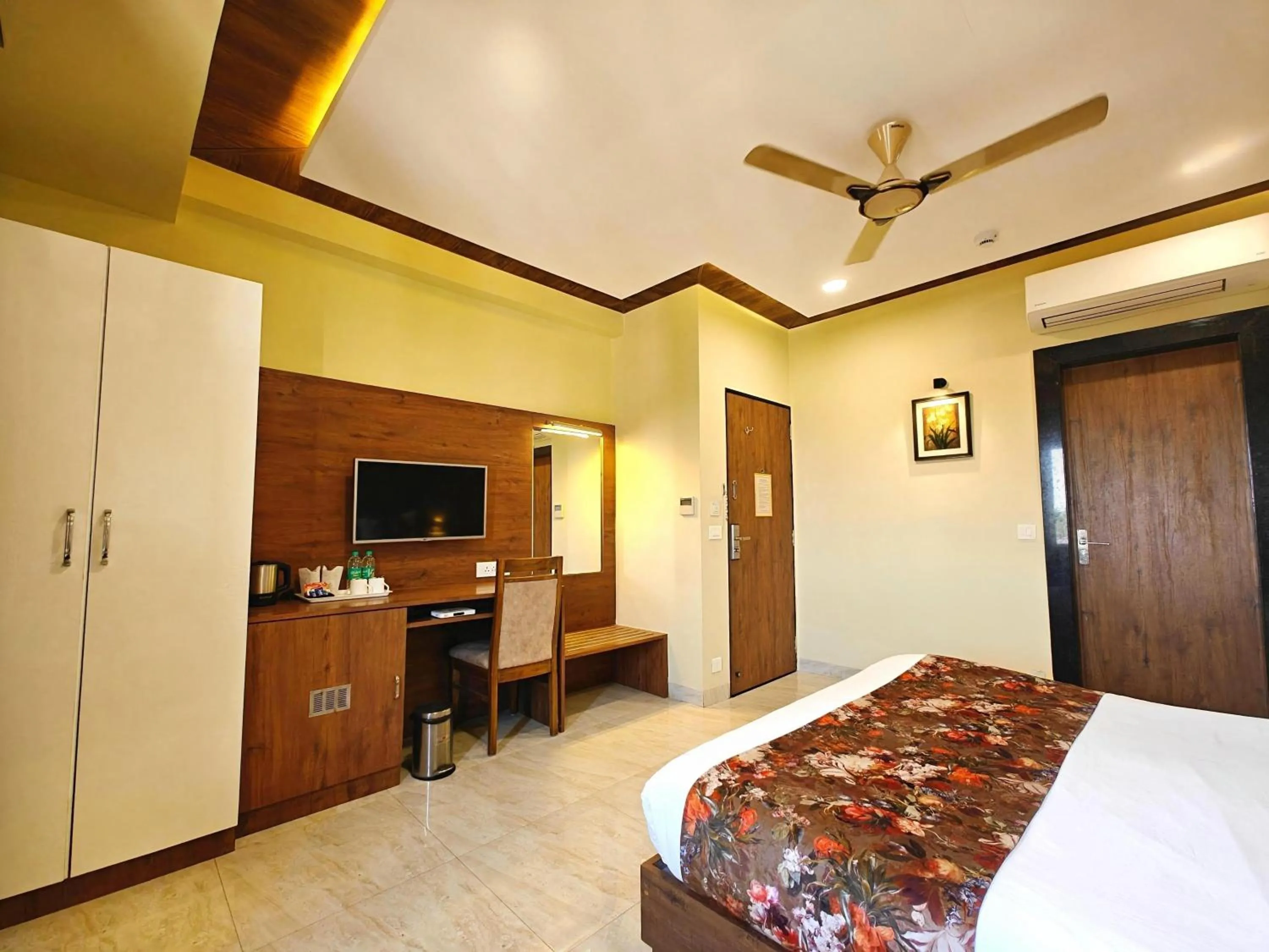 Bedroom, Bed in Opulence Inn - 500 Meters From Railway Station