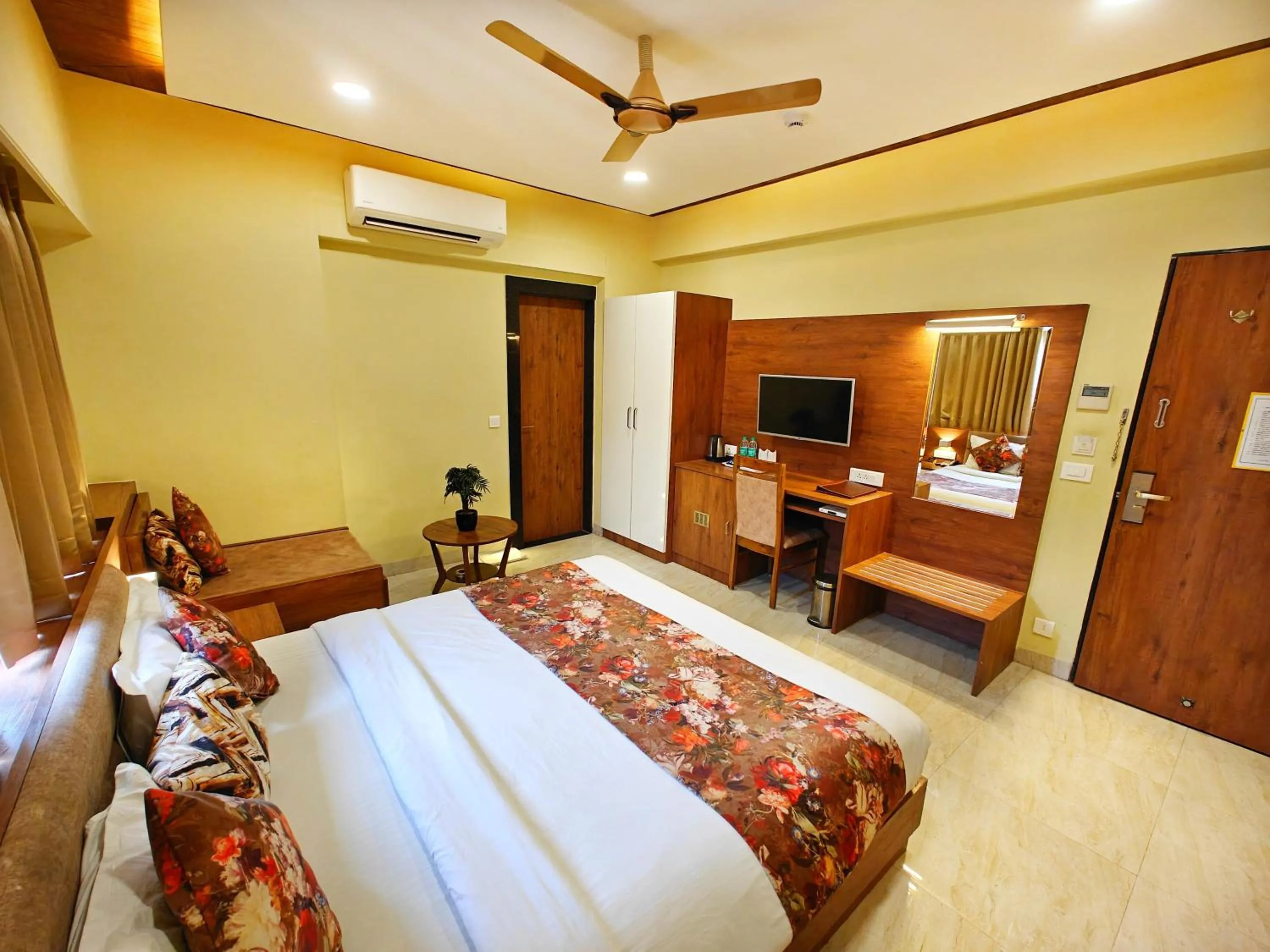 Bedroom, Bed in Opulence Inn - 500 Meters From Railway Station