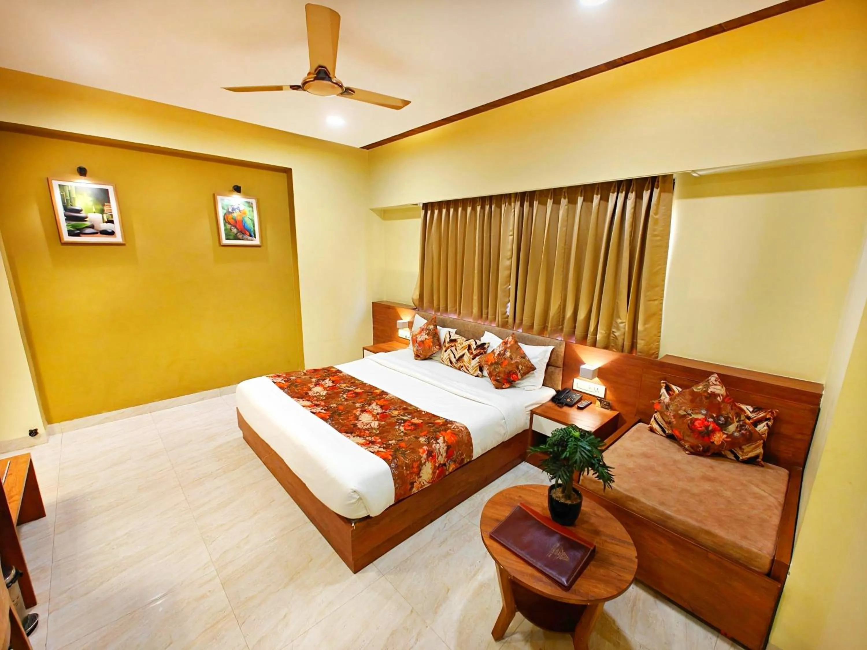 Bedroom, Bed in Opulence Inn - 500 Meters From Railway Station