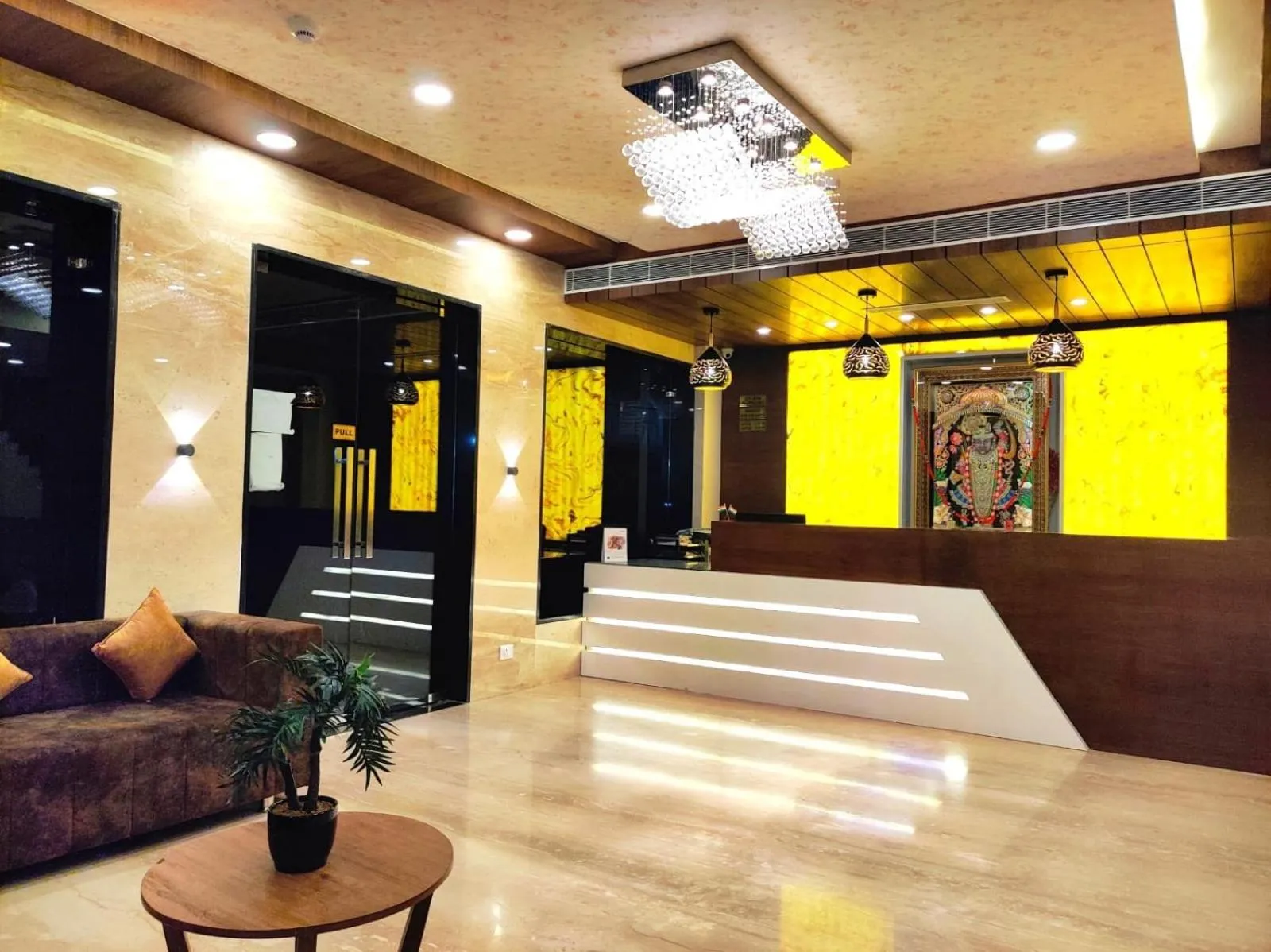 Lobby or reception in Opulence Inn - 500 Meters From Railway Station